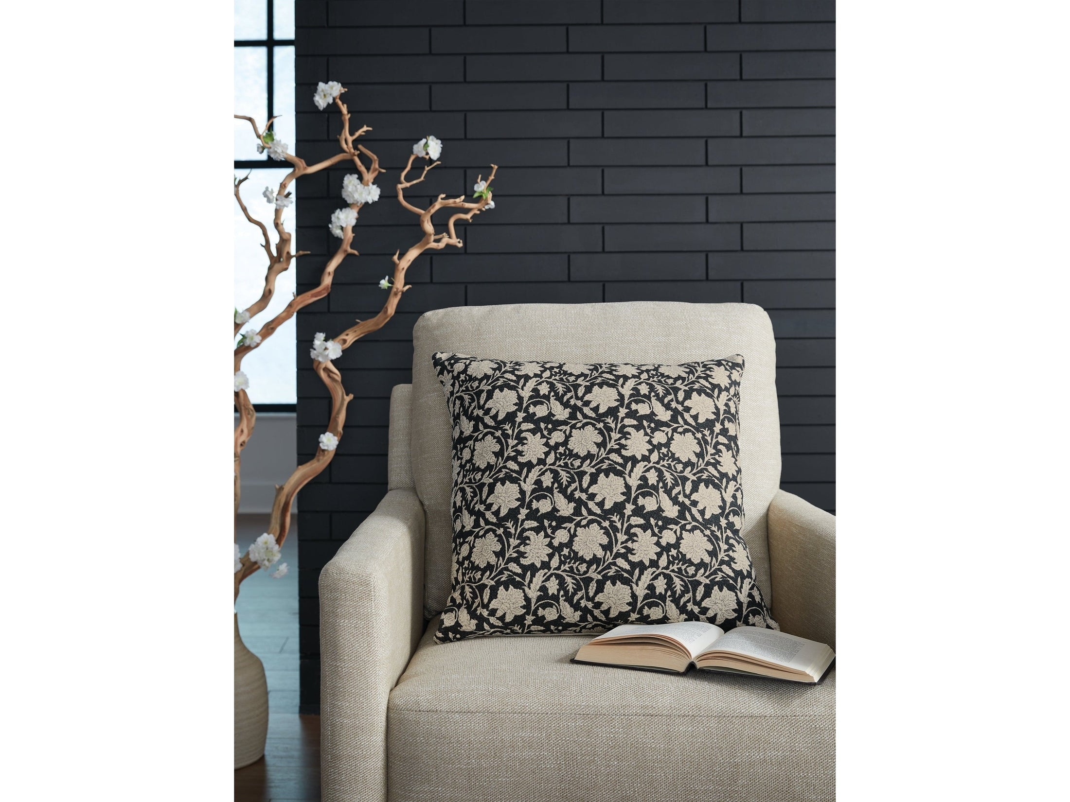 Alanderson Black/Ivory Pillow (Set of 4)