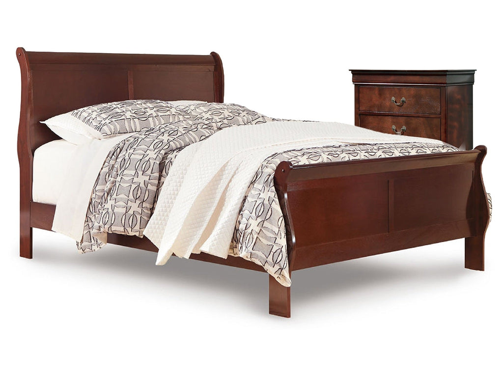 Alisdair Reddish Brown King Sleigh Bedroom Set with Chest