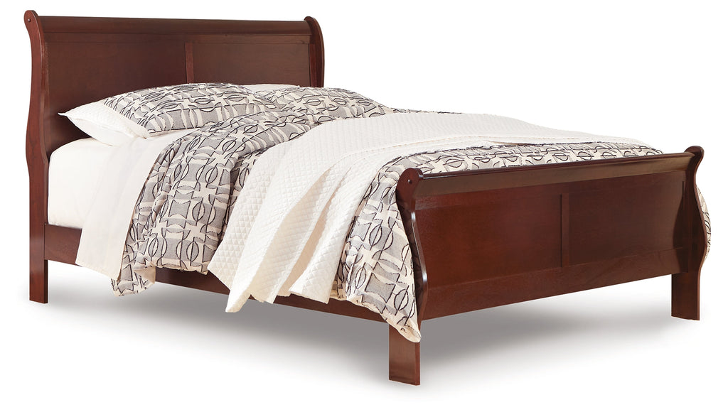Alisdair Reddish Brown Queen Sleigh Bedroom Set with 2 Nightstands