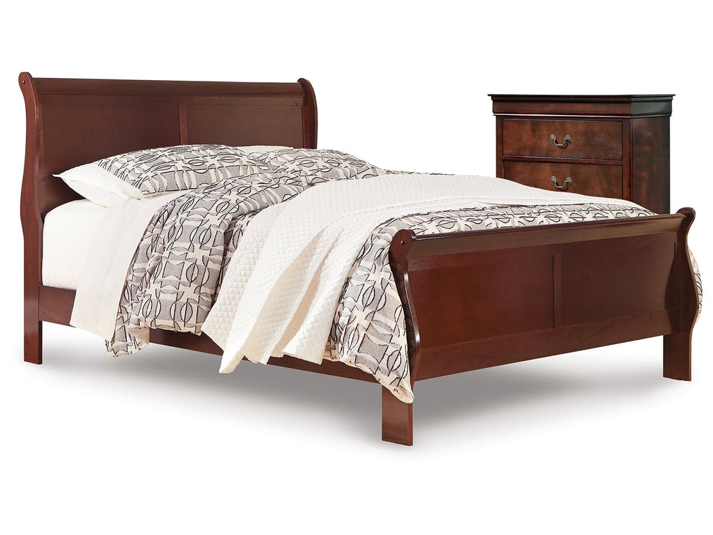 Alisdair Reddish Brown Queen Sleigh Bedroom Set with Chest