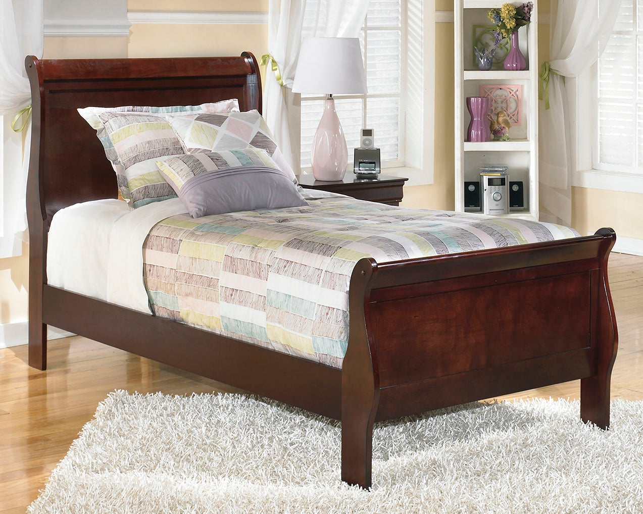 Alisdair Reddish Brown Twin Sleigh Bed