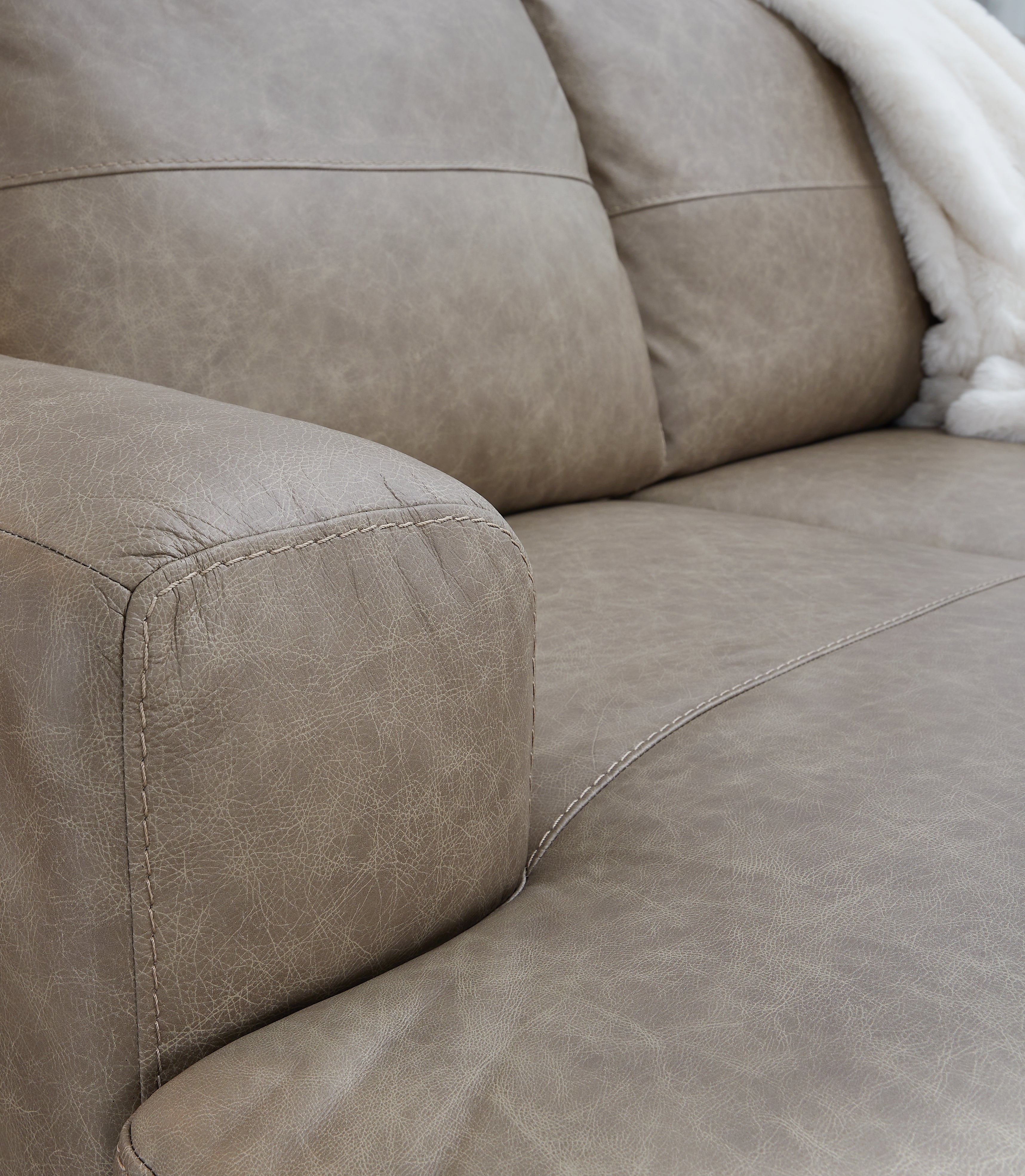 Amuleto Desert 2-Piece Sectional w/Chaise