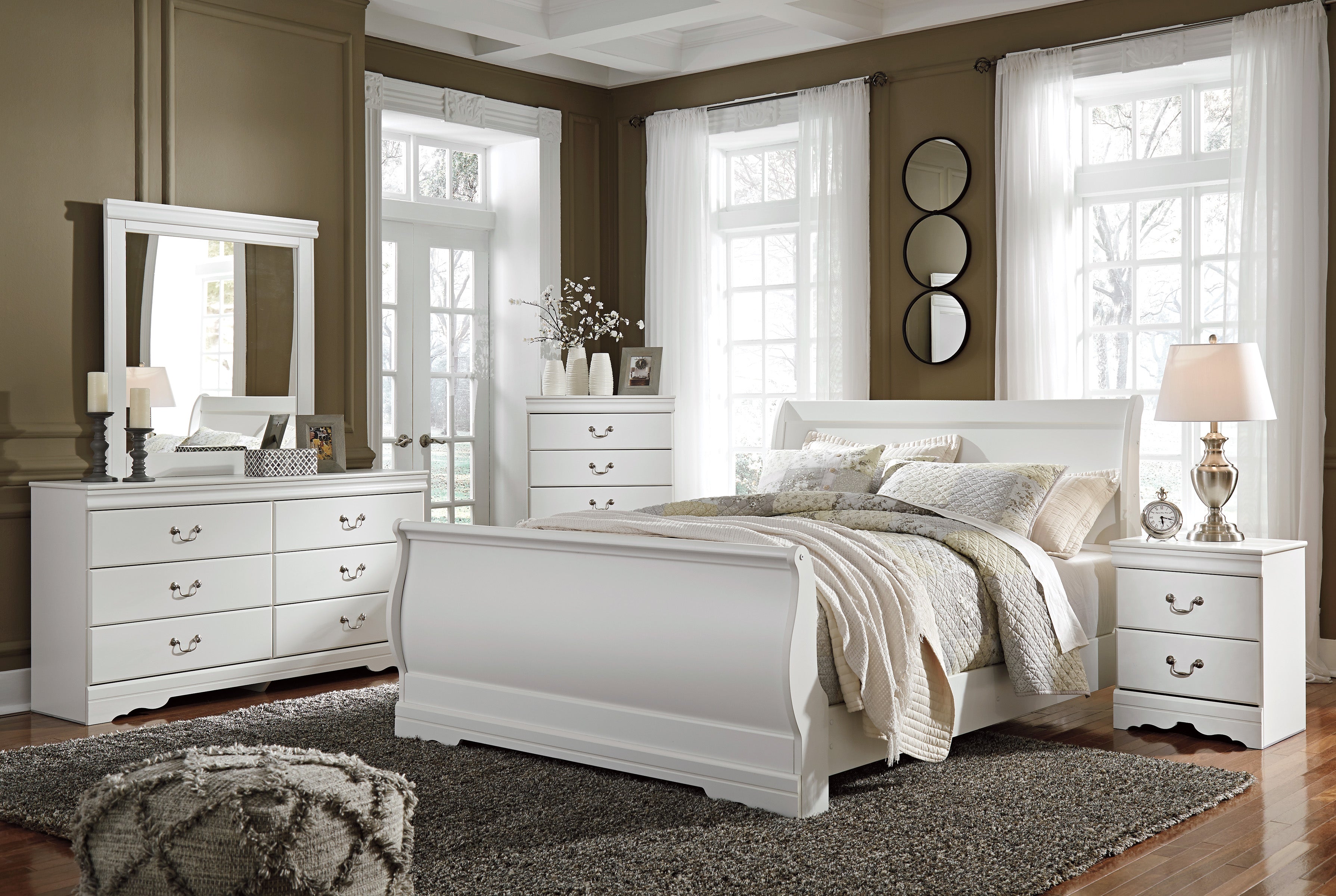 Anarasia White Queen Sleigh Bedroom Set with Chest and 2 Nightstands