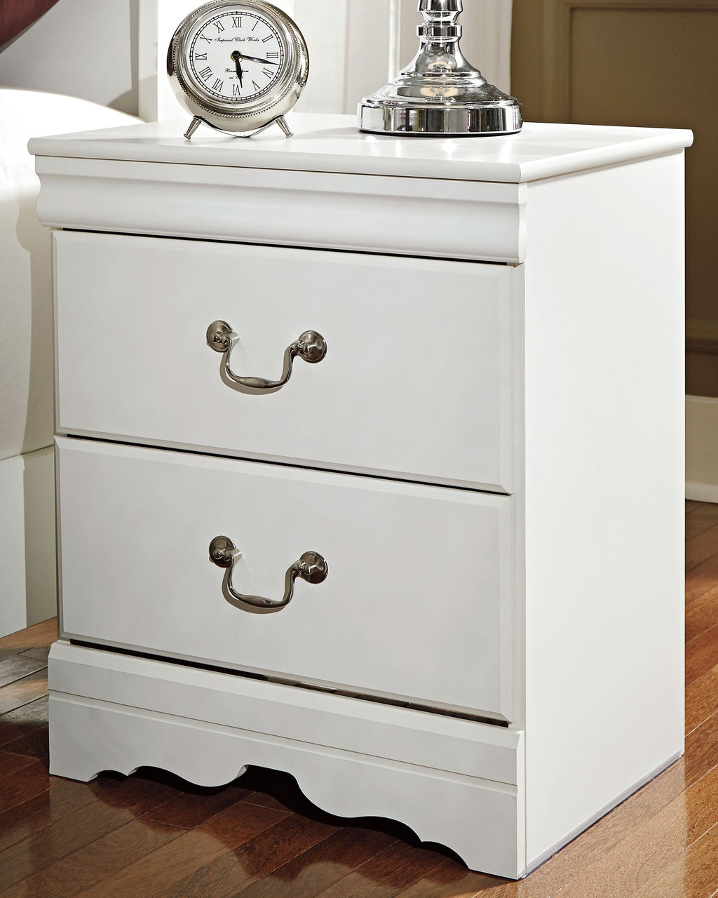 Anarasia White Twin Sleigh Bed w/Nightstand