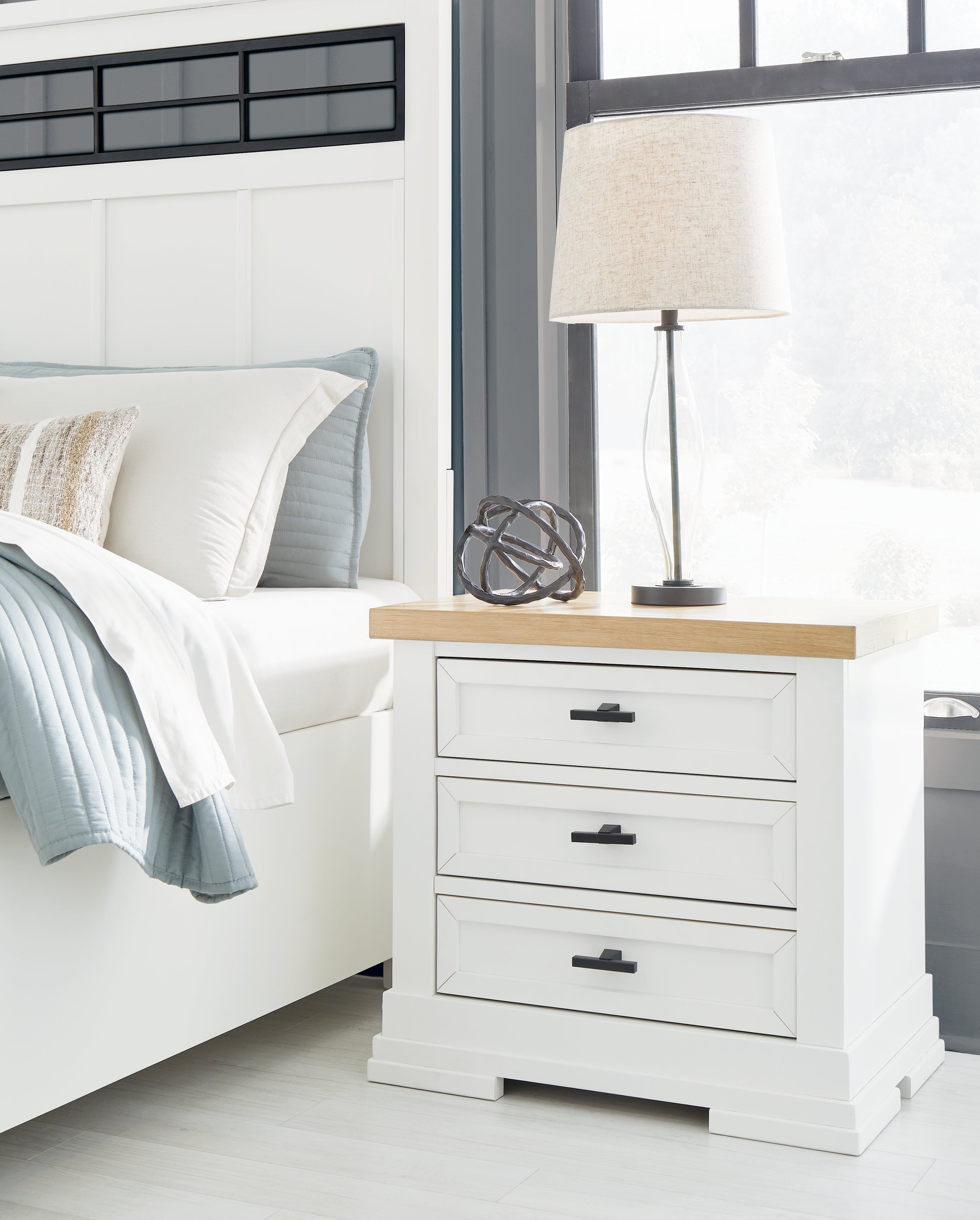Ashbryn /Natural Queen Panel Storage Bedroom Set, White