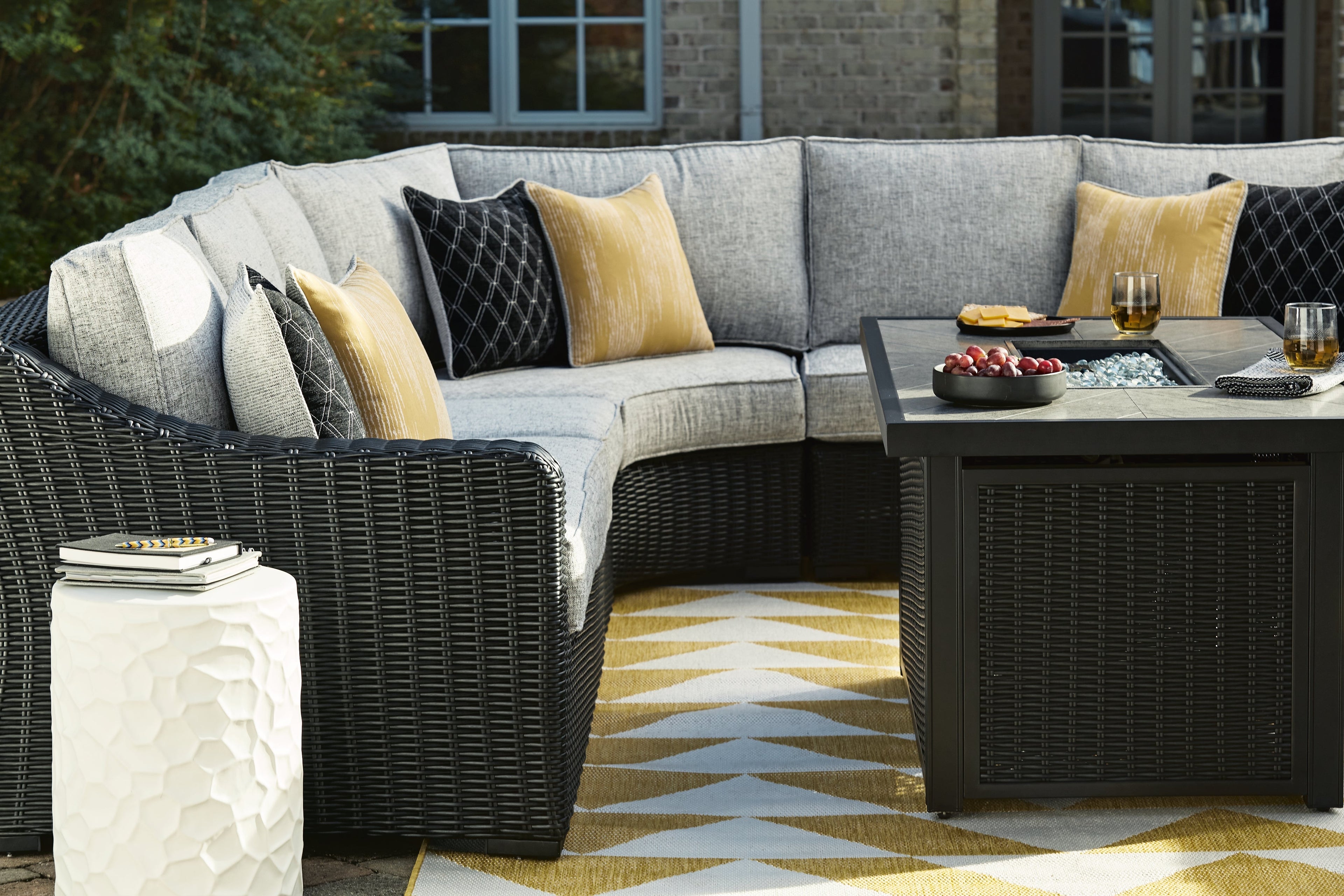 Beachcroft Black/Light Gray 3-Piece Outdoor Sectional