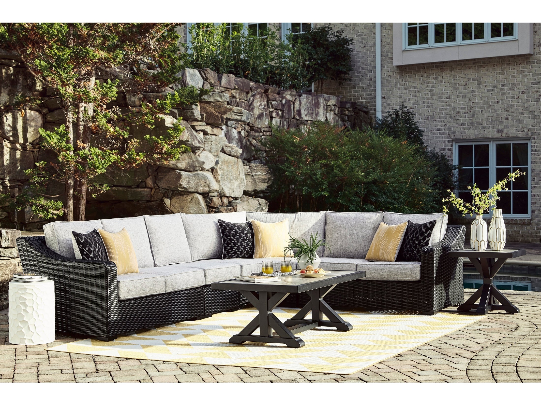 Beachcroft Black/Light Gray 4-Piece Outdoor Sectional
