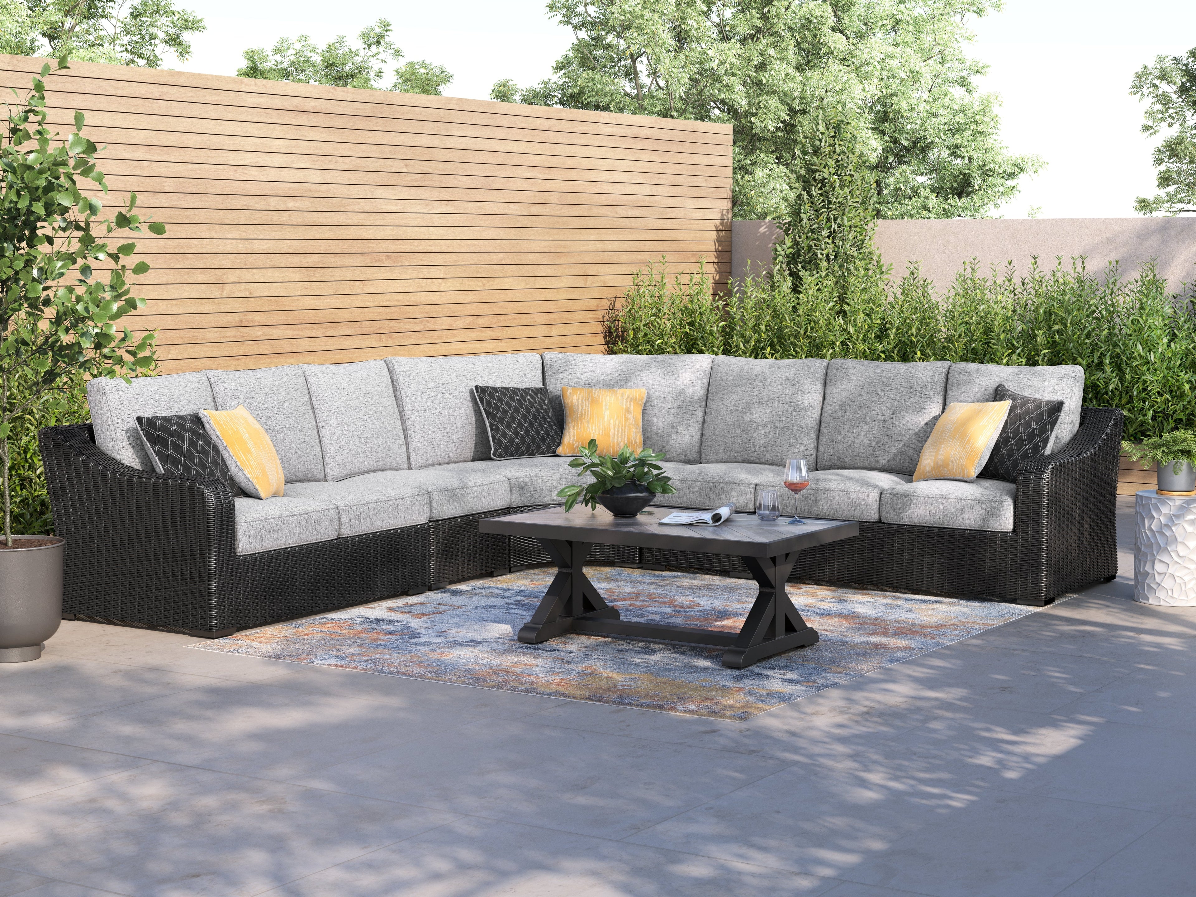 Beachcroft Black/Light Gray 5-Piece Outdoor Sectional