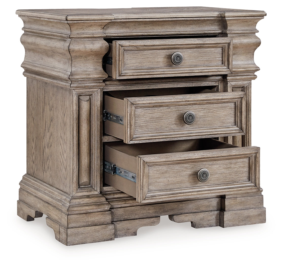 Blairhurst Light Grayish King Panel Bedroom Set, Brown