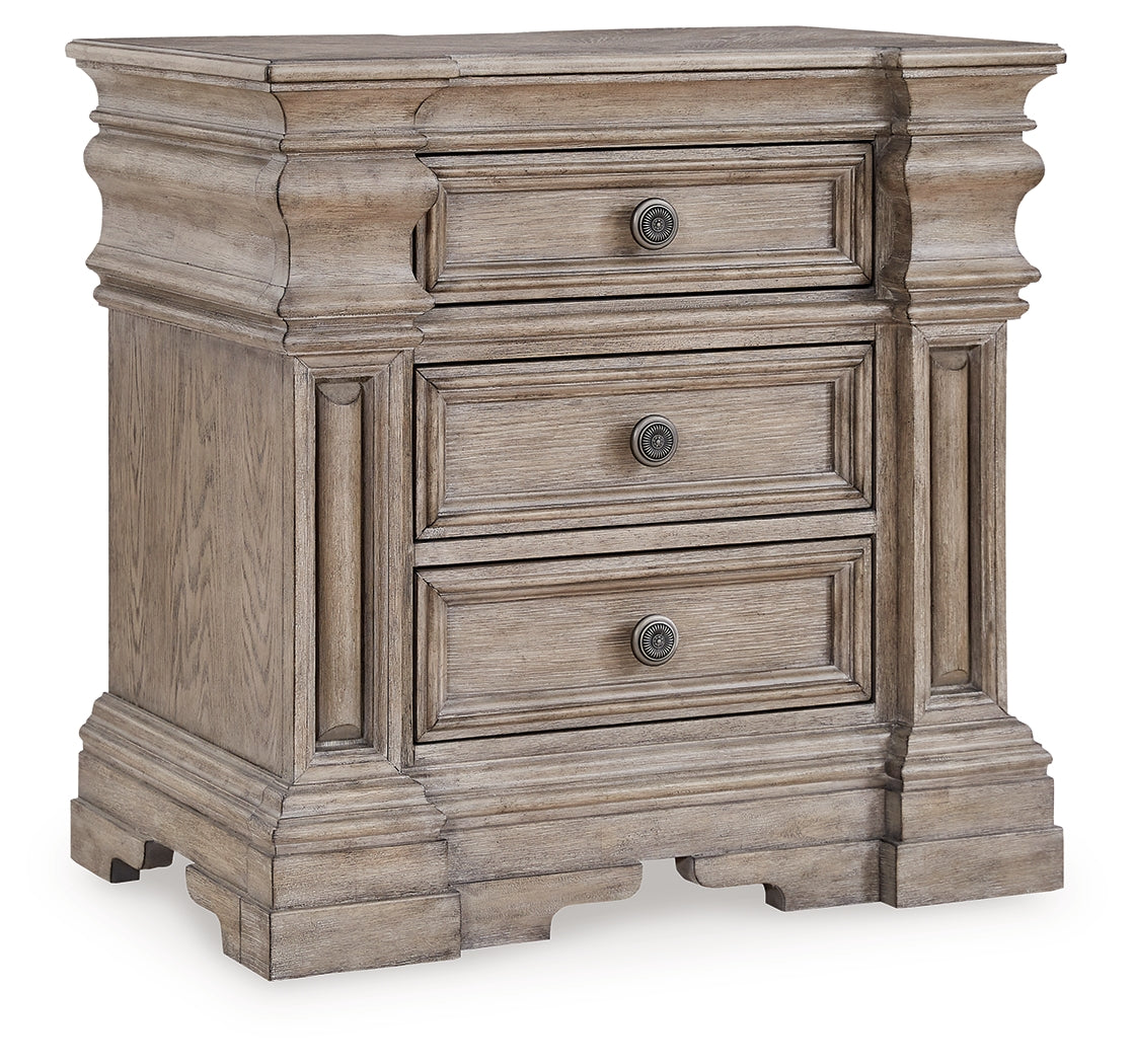 Blairhurst Light Grayish Queen Panel Bedroom Set, Brown