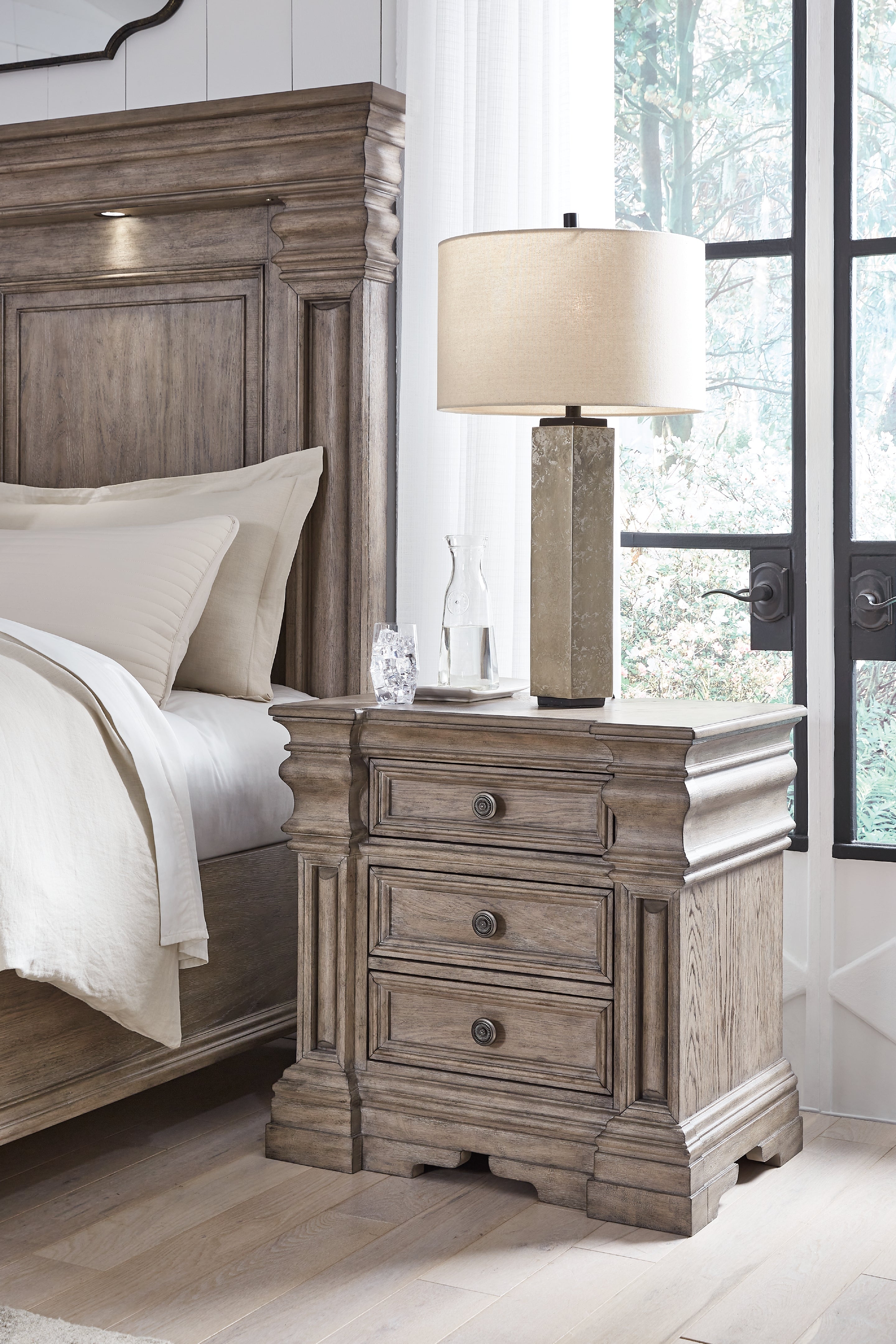 Blairhurst Light Grayish Queen Panel Bedroom Set, Brown