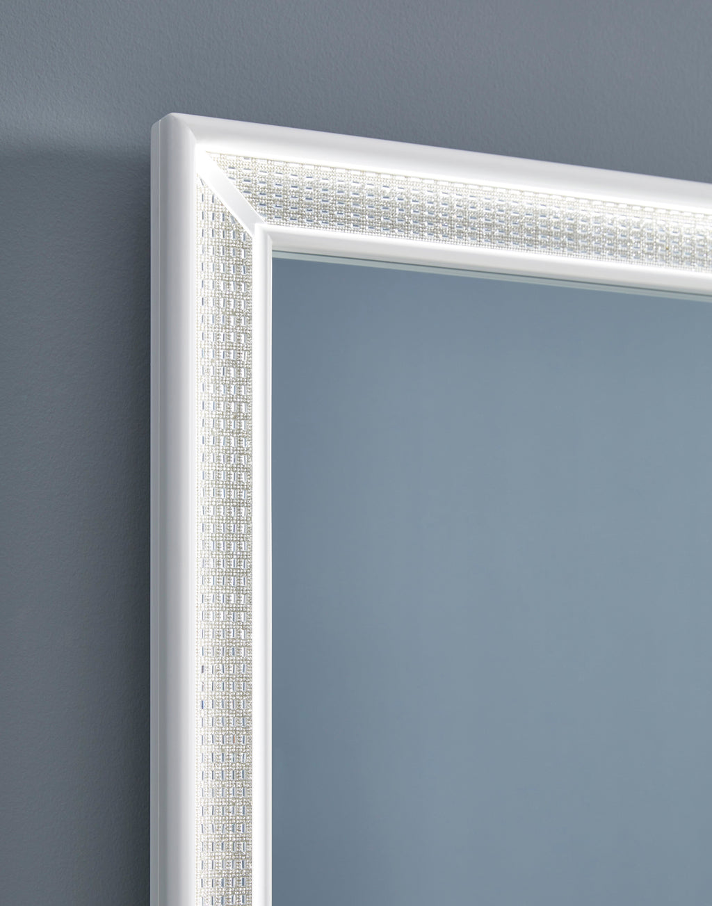 Chalanna White Vanity with Mirror
