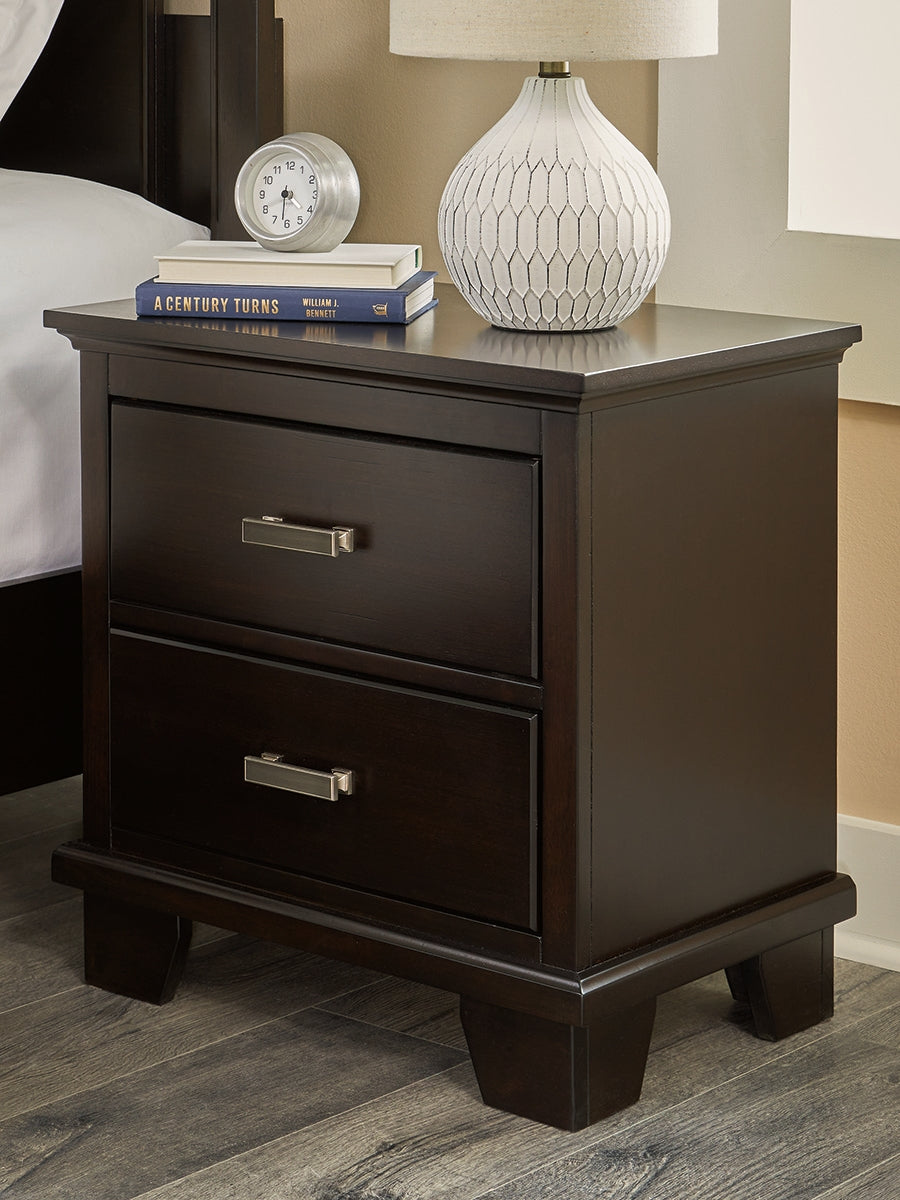 Covetown Dark Brown Queen Panel Bedroom Set with Nightstand