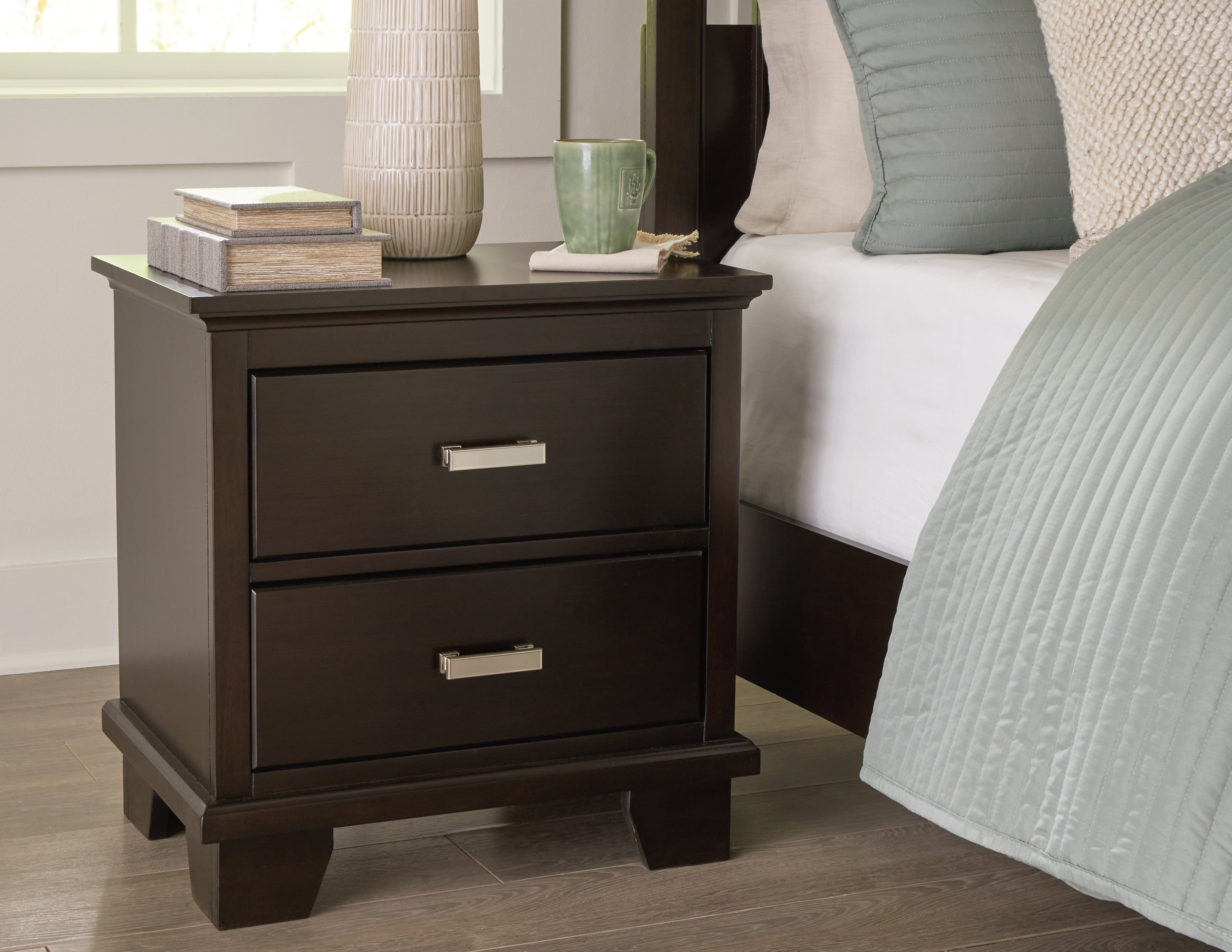 Covetown Dark Brown Queen Panel Bedroom Set with Nightstand