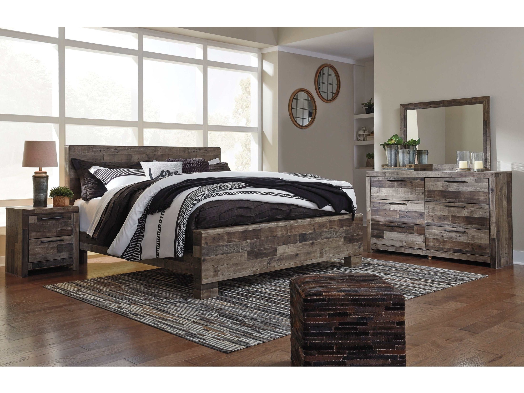 Derekson Multi Gray King Panel Bedroom Set / 4pc