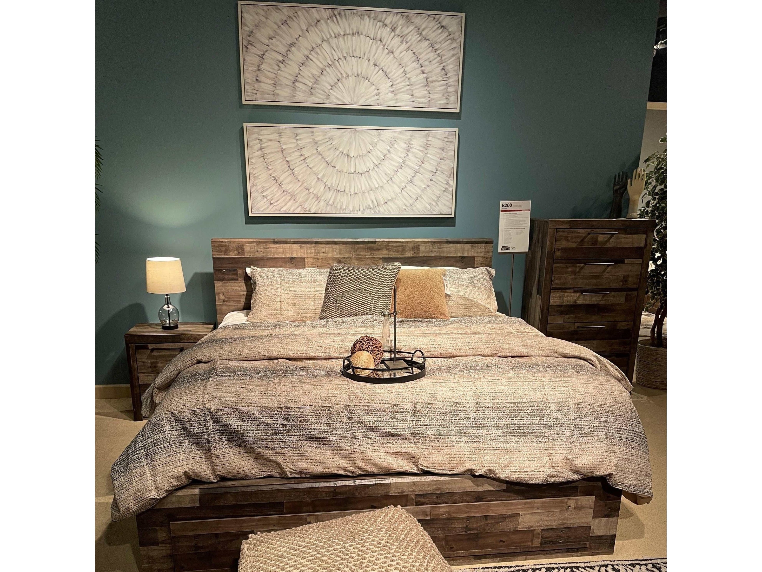 Derekson Multi Gray Queen Panel Bedroom Set / 4pc