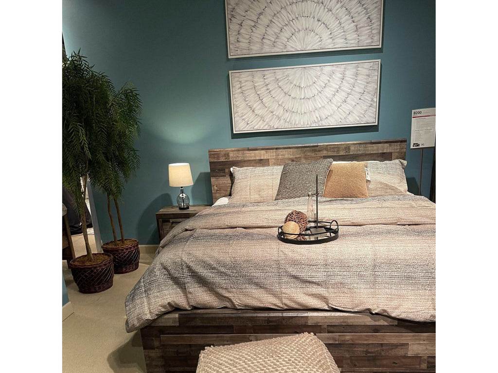 Derekson Multi Gray Queen Panel Bedroom Set / 4pc