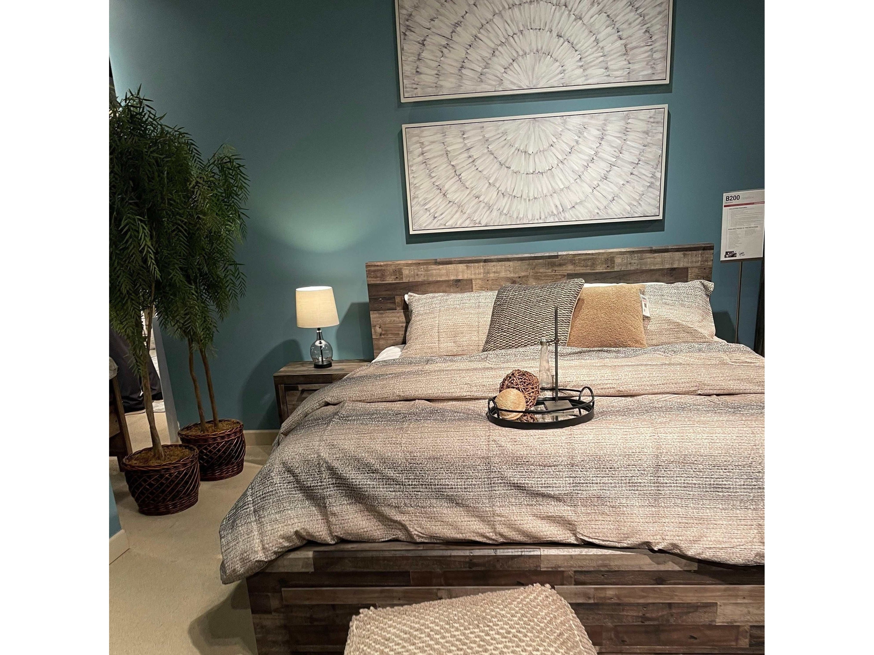 Derekson Multi Gray Queen Panel Bedroom Set / 4pc