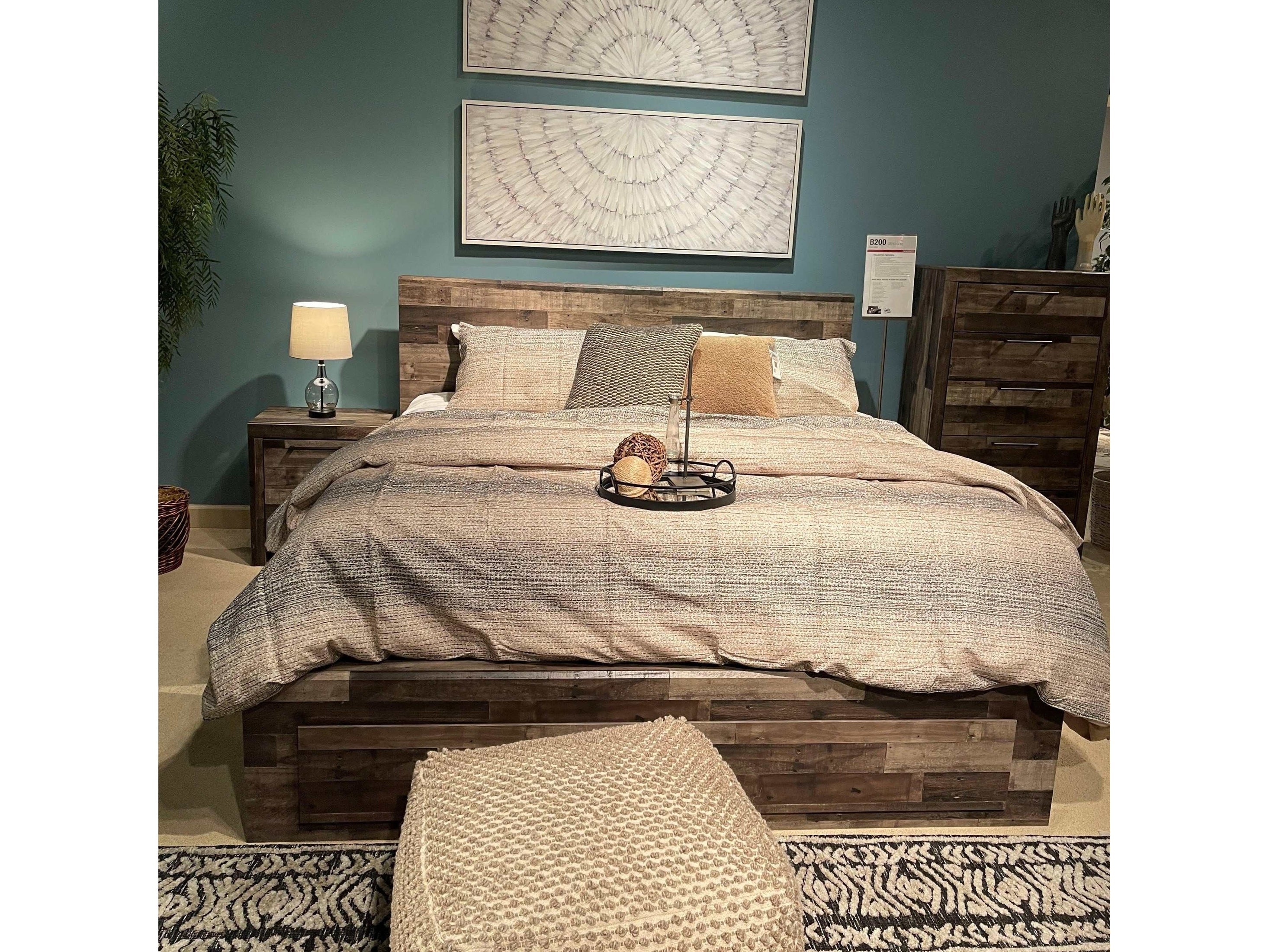 Derekson Multi Gray Queen Panel Bedroom Set / 4pc