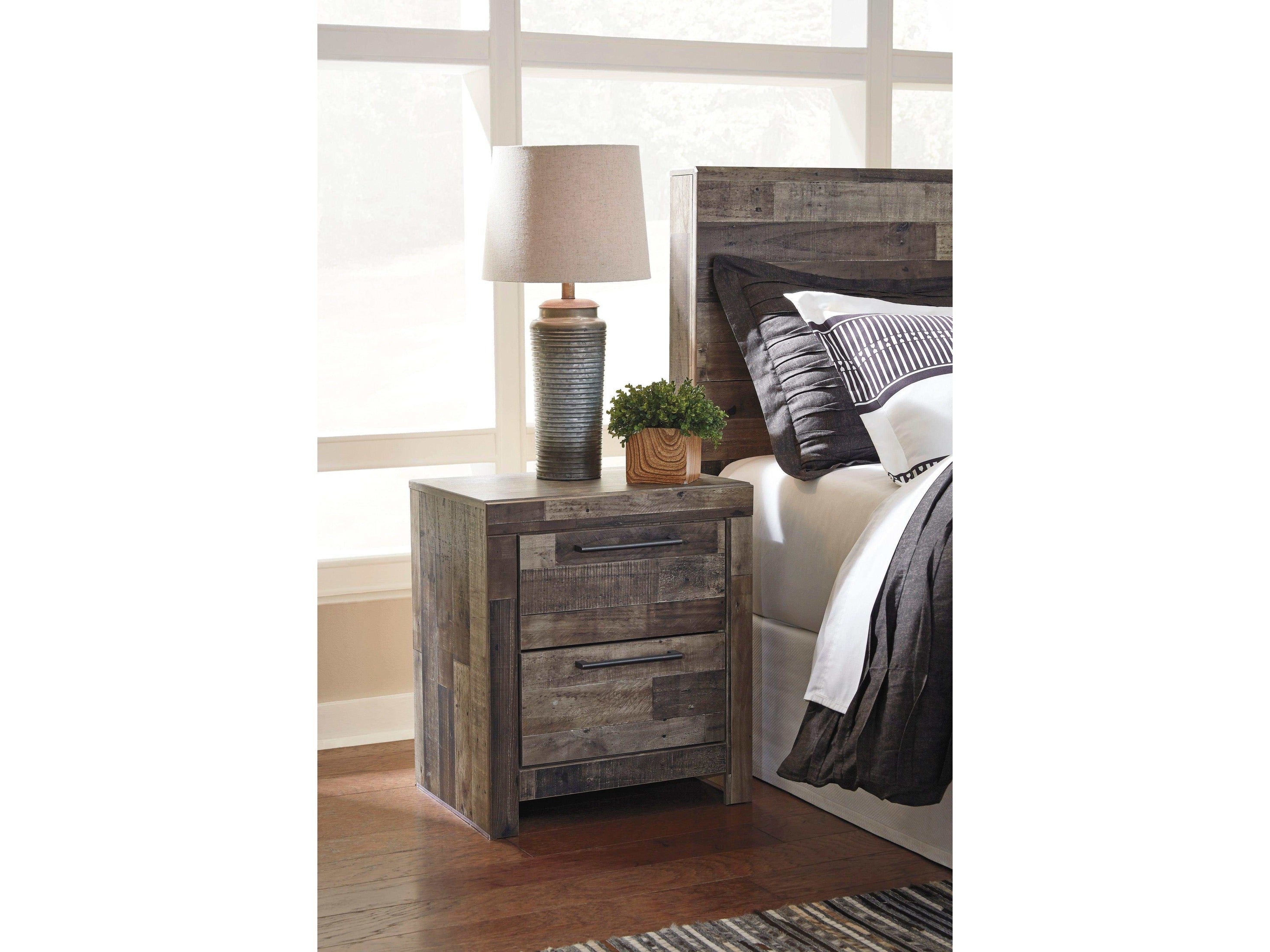 Derekson Multi Gray Queen Panel Bedroom Set / 4pc