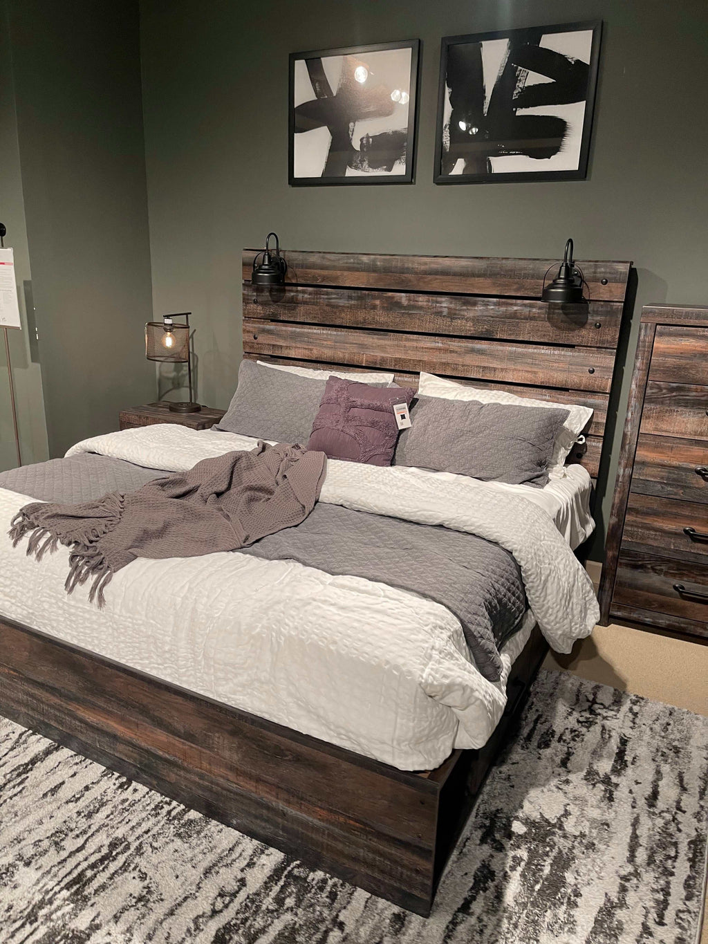 Drystan Multi Tone Queen Panel Bedroom Set / 4 Pc