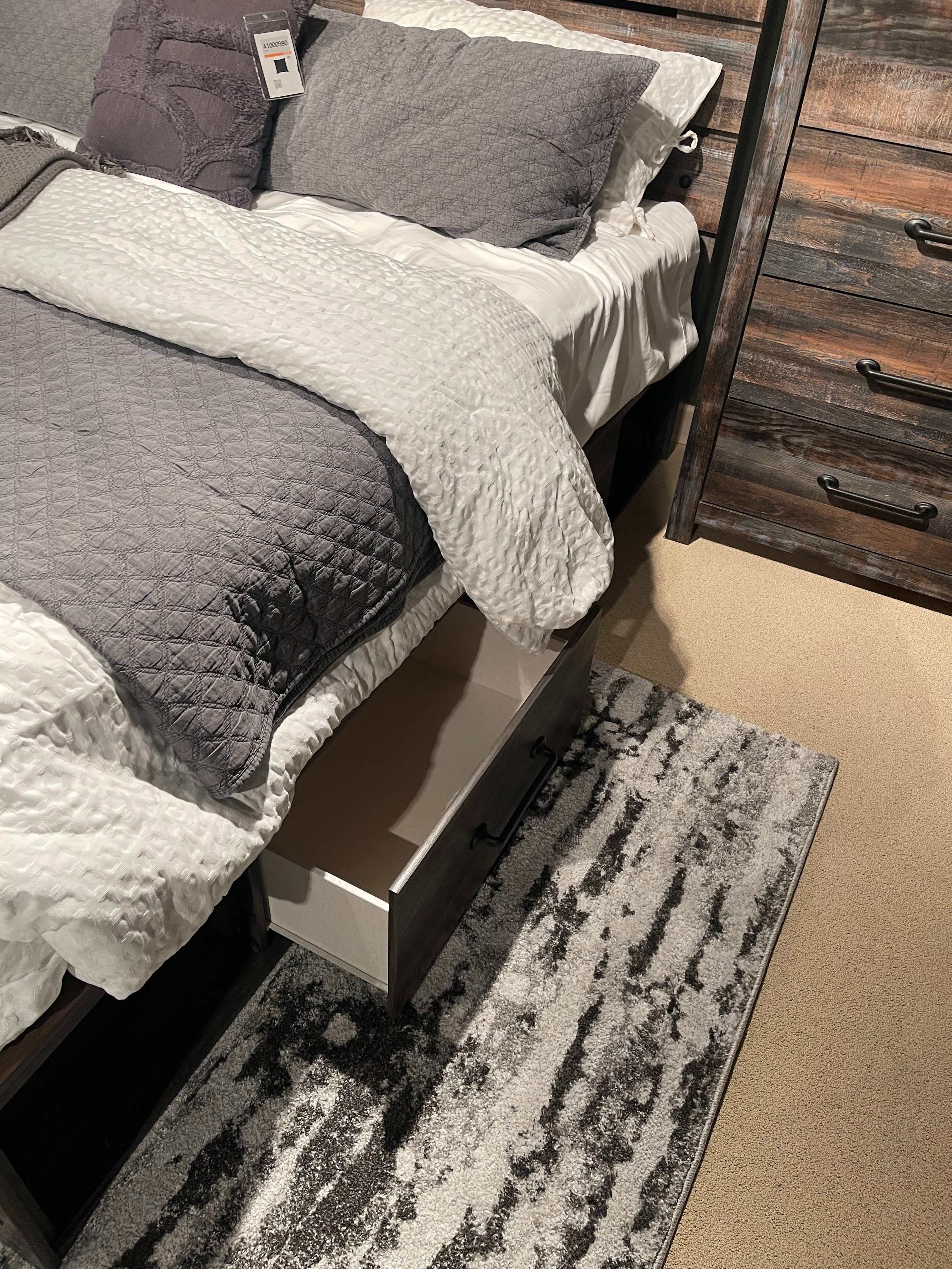 Drystan Multi Tone Queen Panel Bedroom Set / 4 Pc