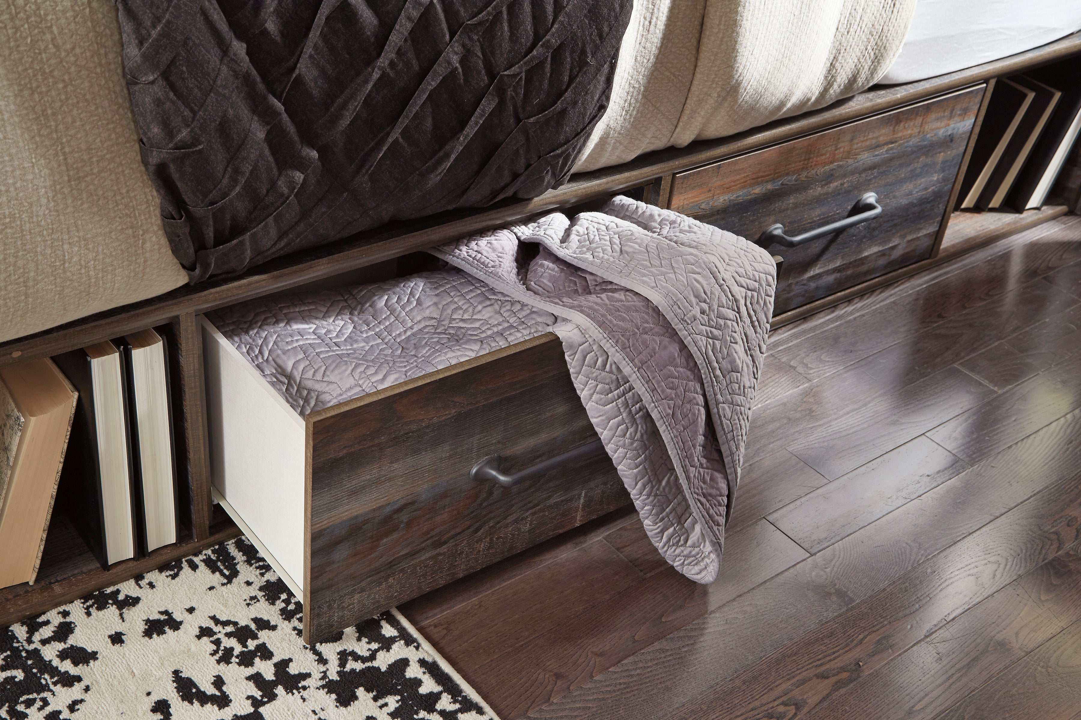 Drystan Multi Tone Queen Panel Bedroom Set / 4 Pc