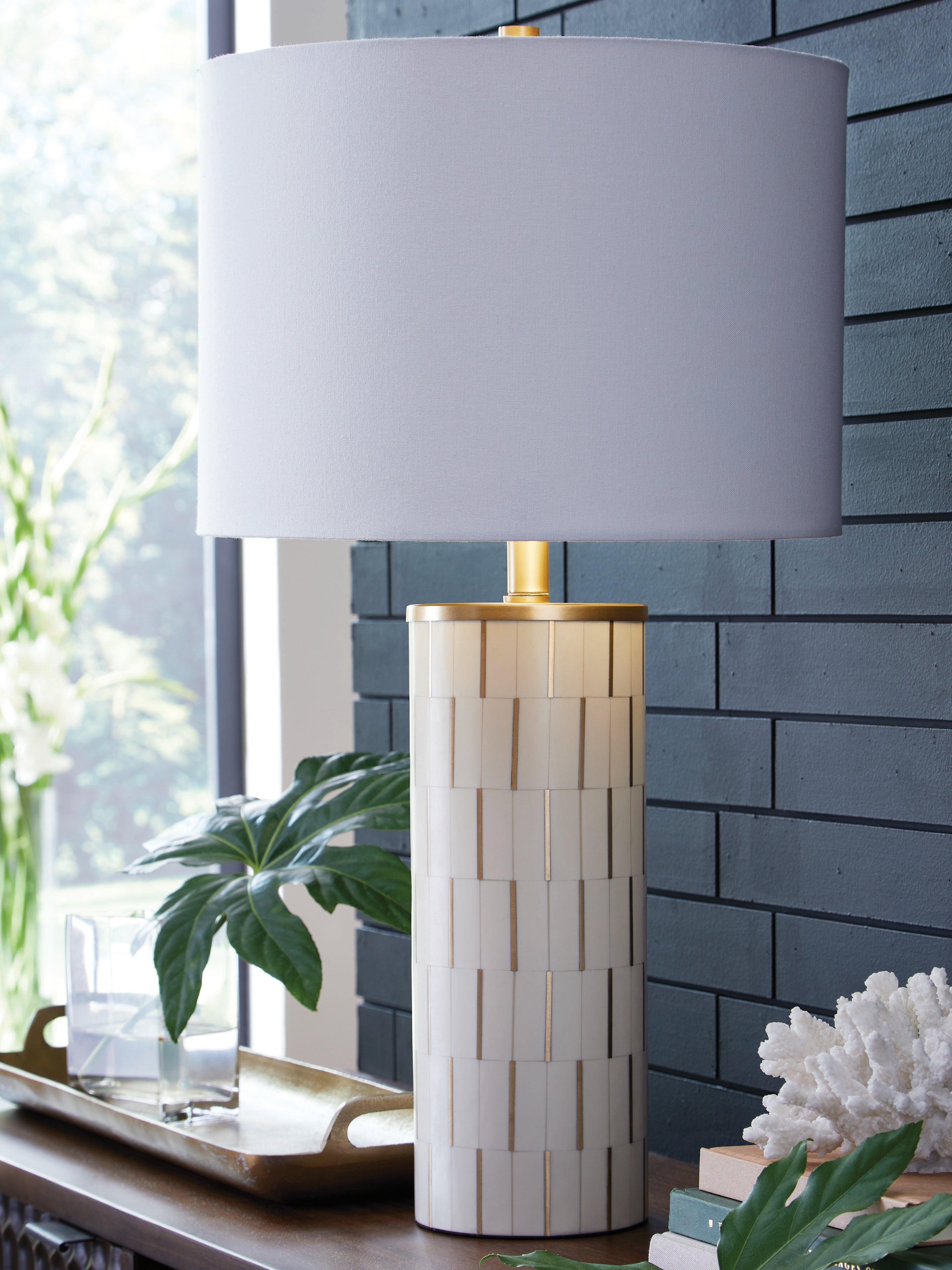 Faridworth White/Gold Poly Table Lamp (1/CN)