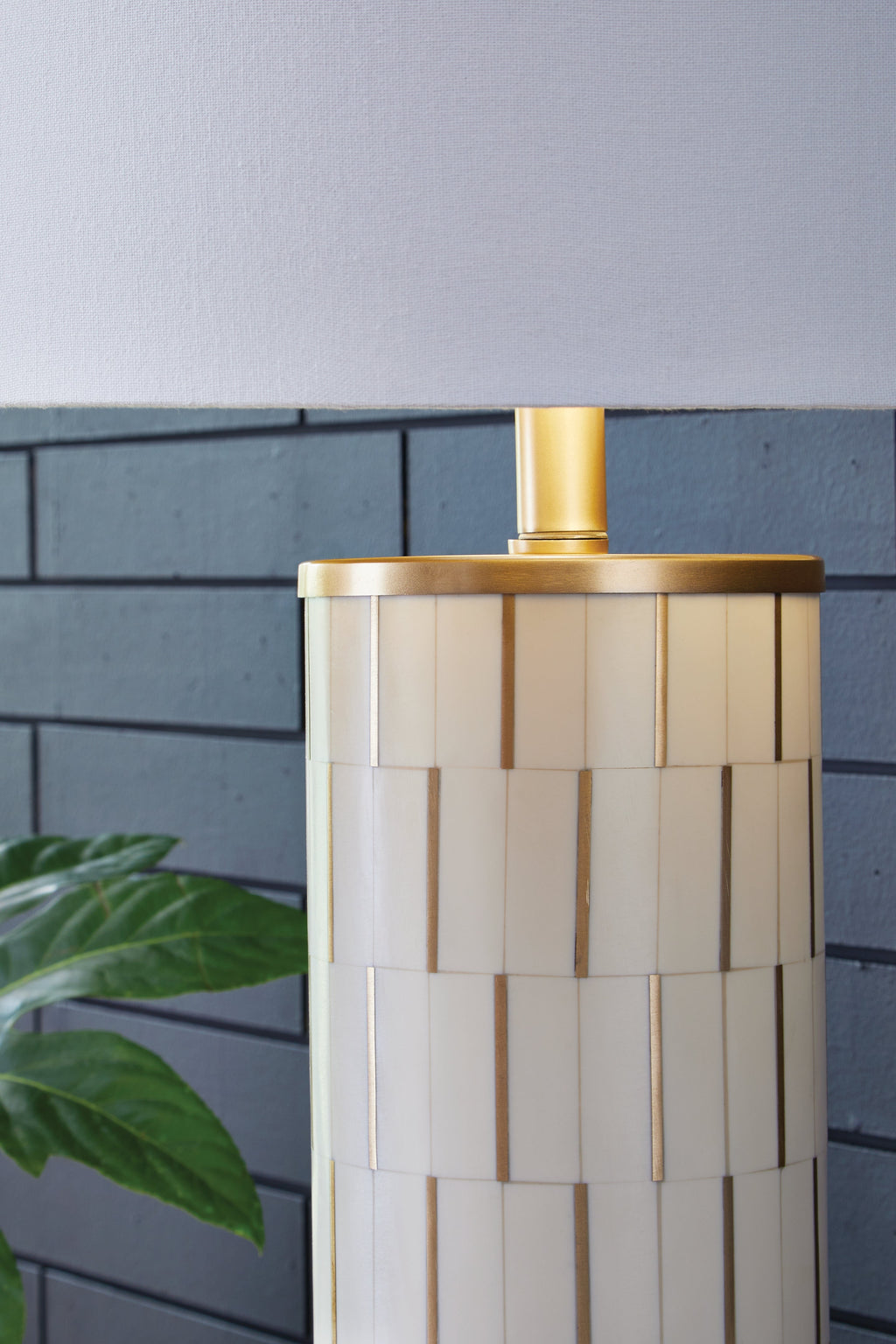 Faridworth White/Gold Poly Table Lamp (1/CN)