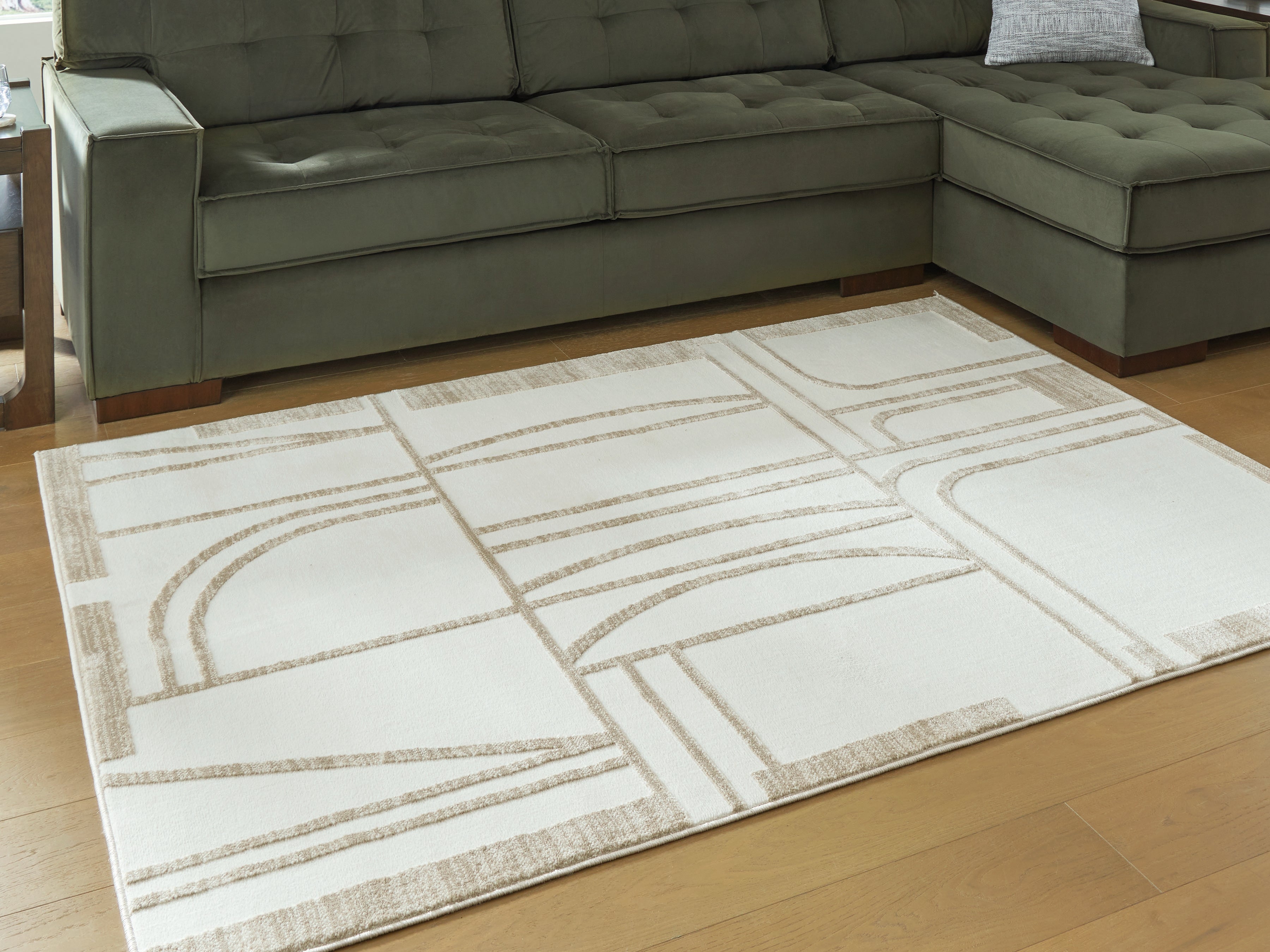 Farongrove Ivory/Beige Medium Rug