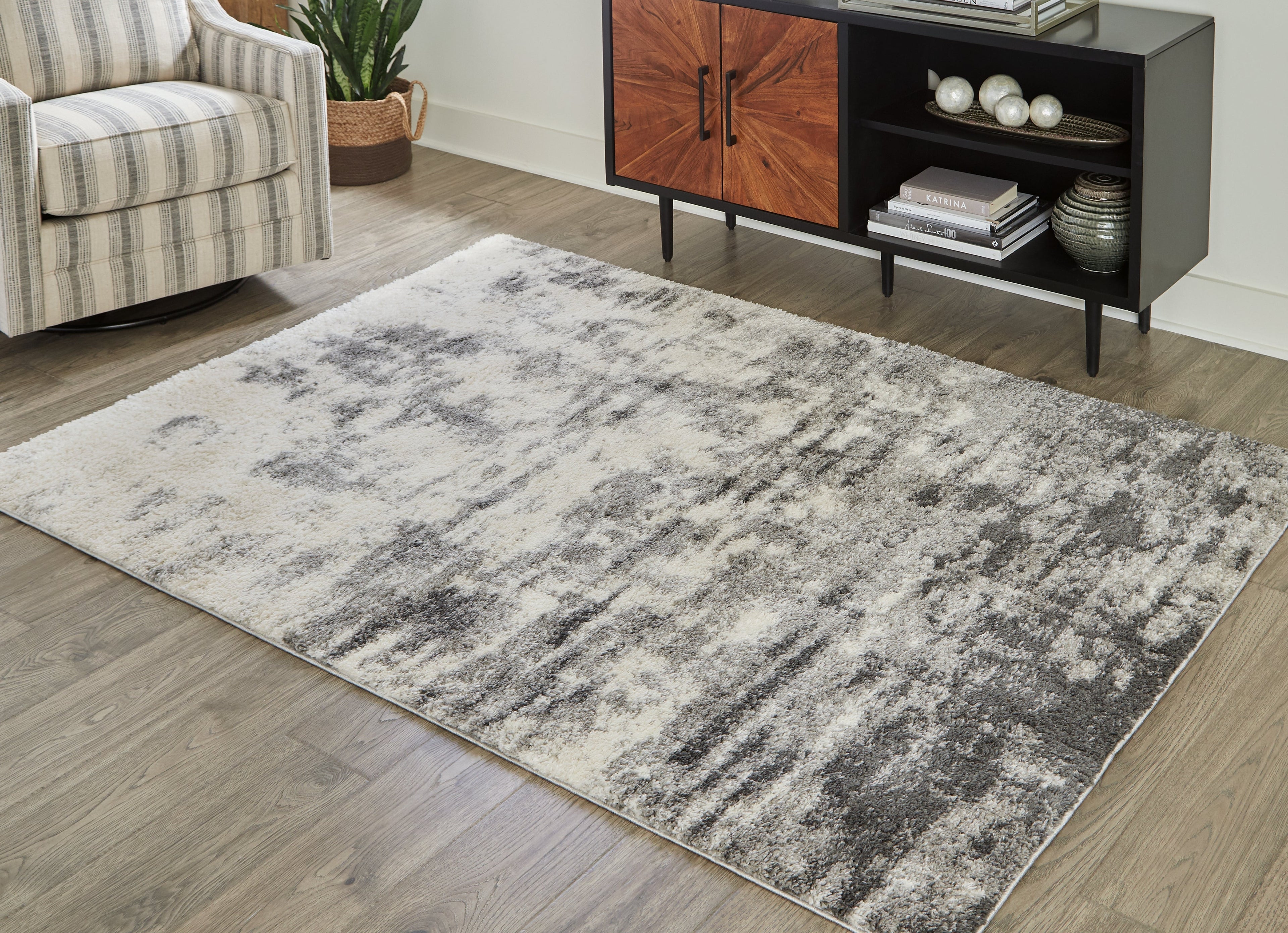Gerdie Cream/Gray Medium 5'3" x 7'3" Rug