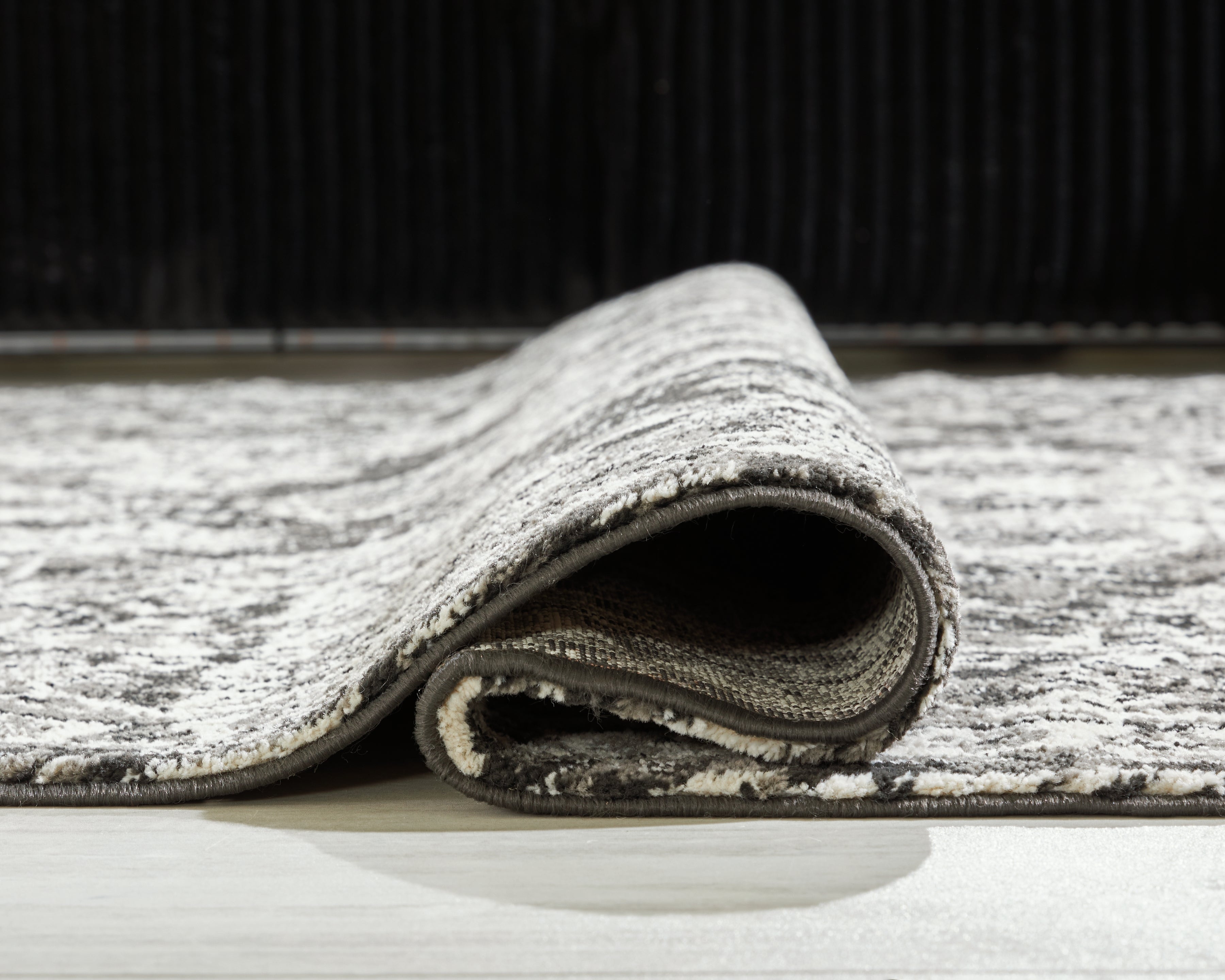 Glennisman Black/Gray/Ivory Large Rug