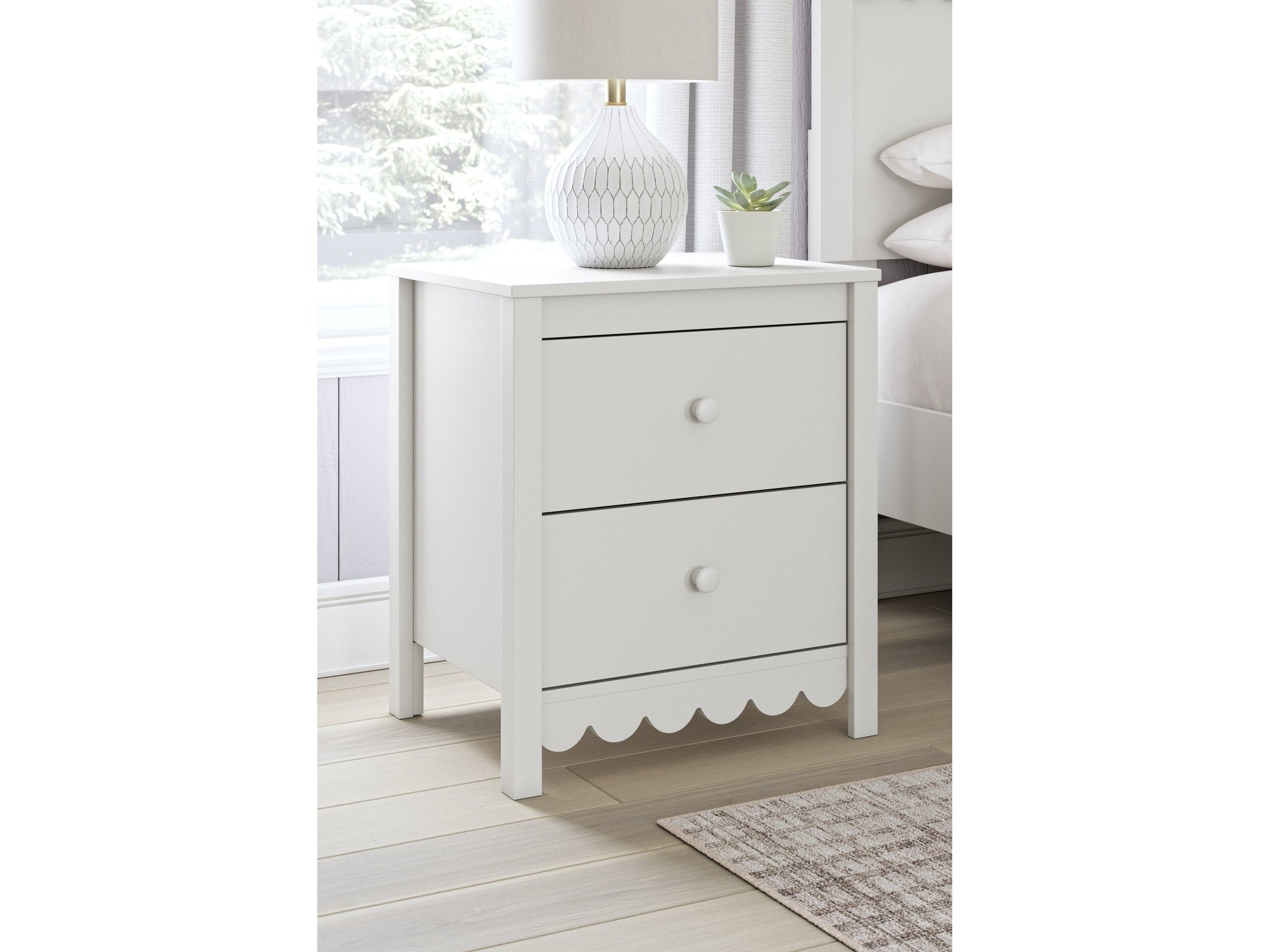 Hallityn White Nightstand