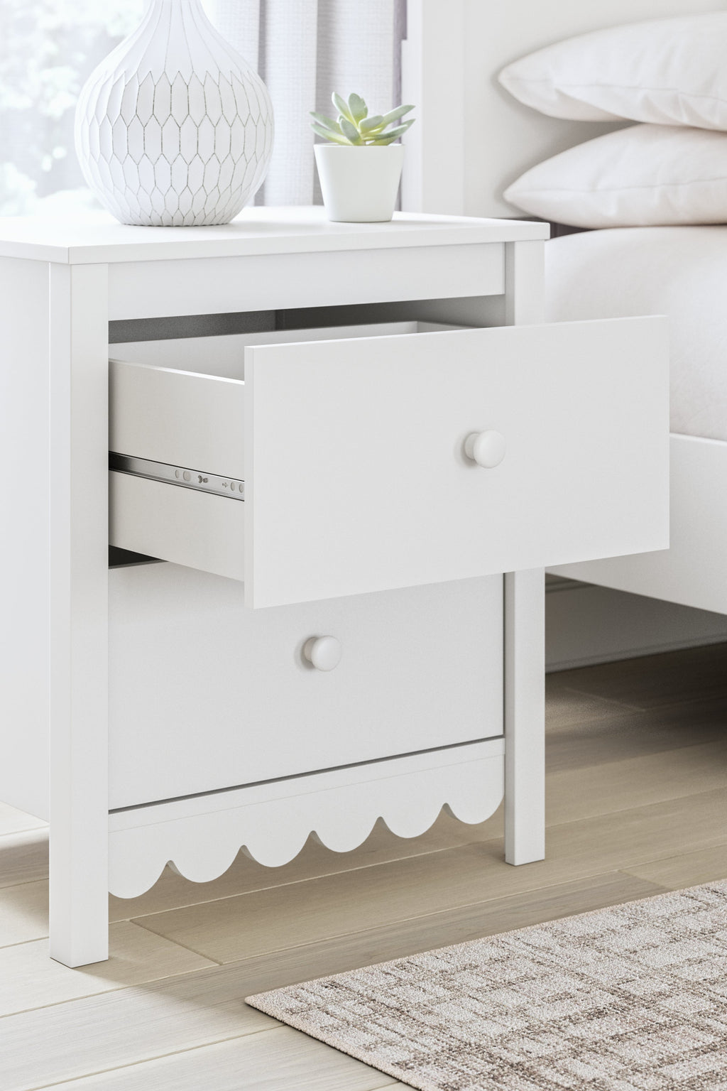 Hallityn White Nightstand