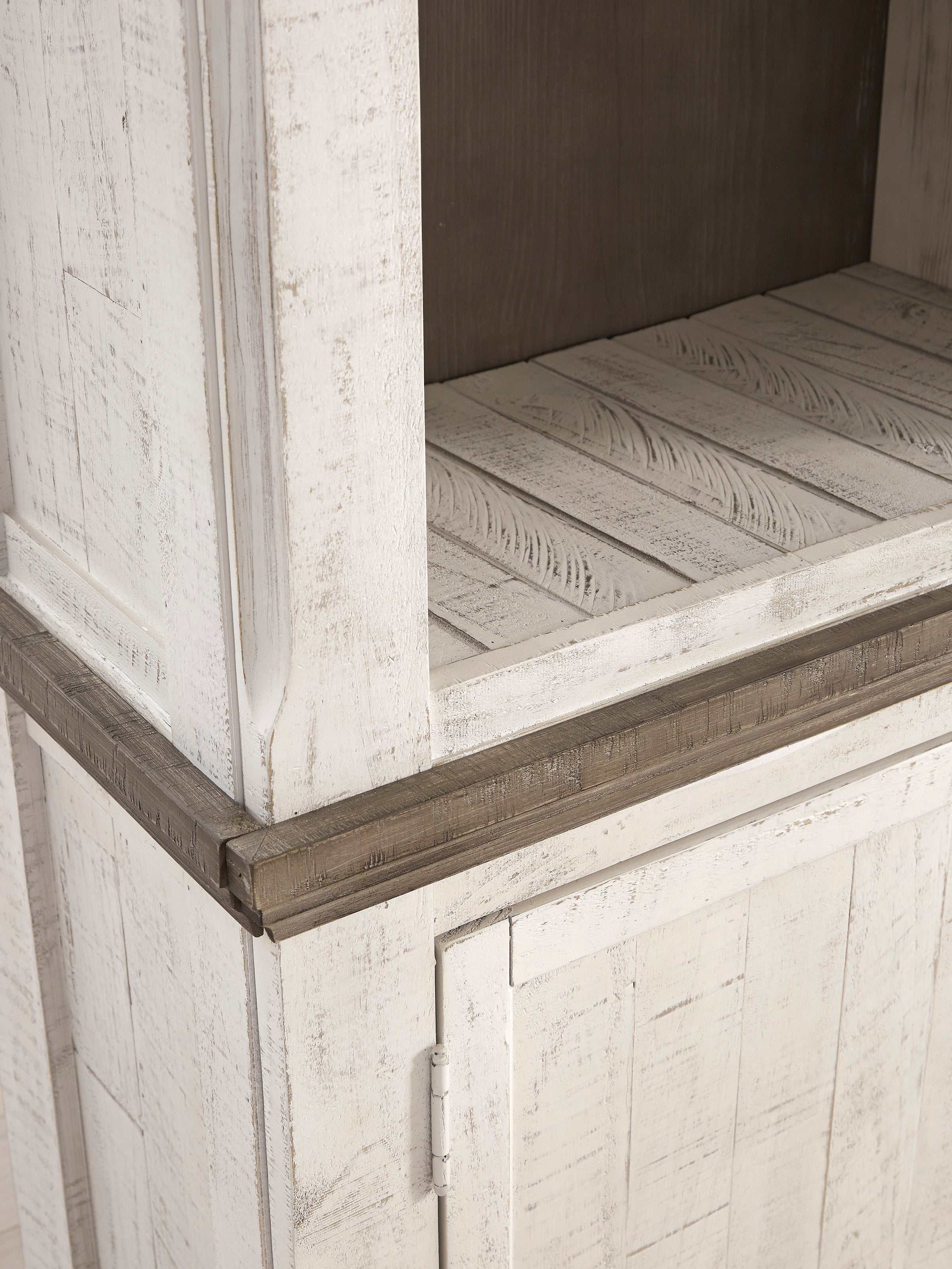 Havalance Weathered Gray & Vintage White Entertainment Center / 4pc