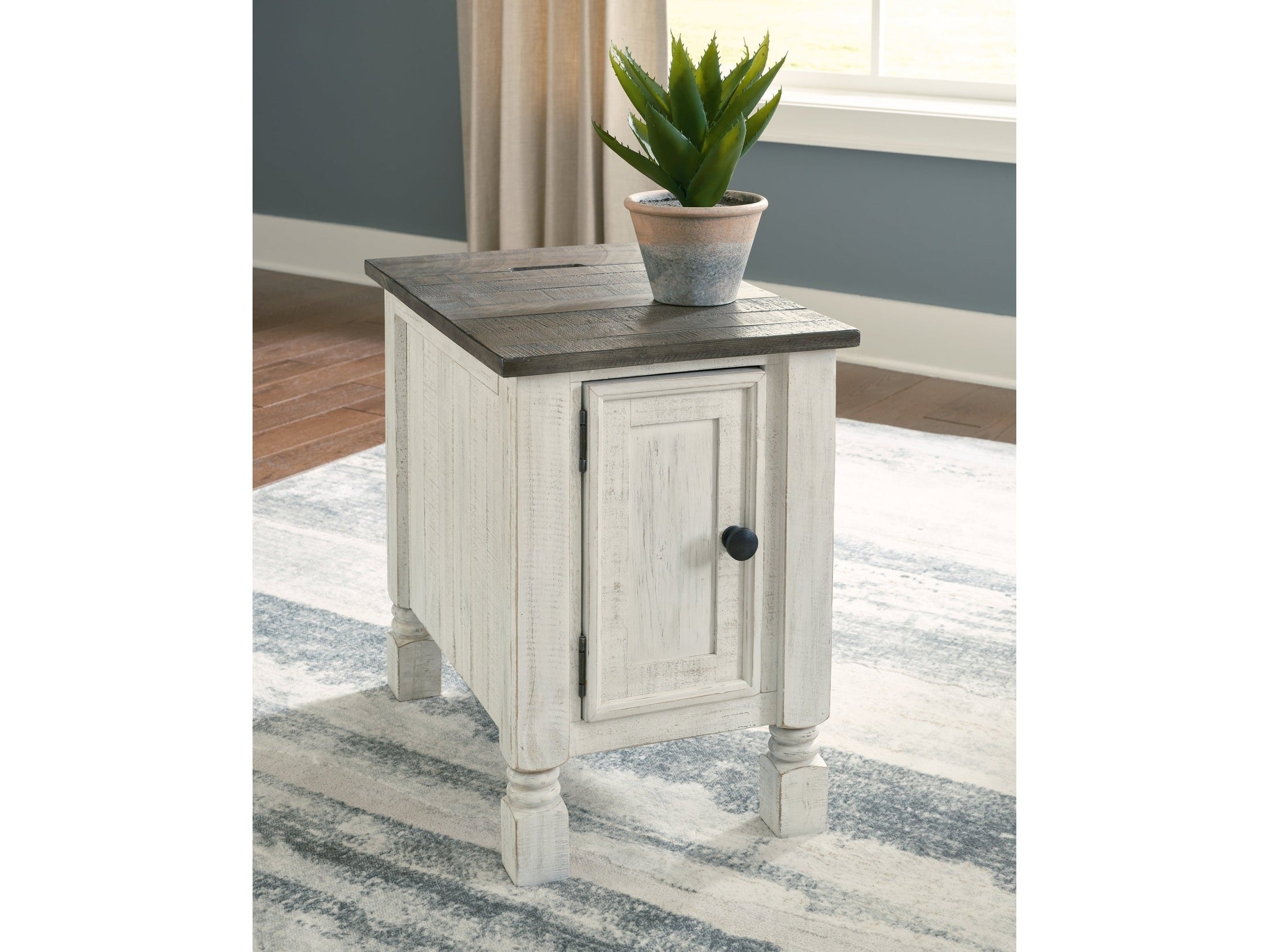 Havalance White/Gray Chairside End Table