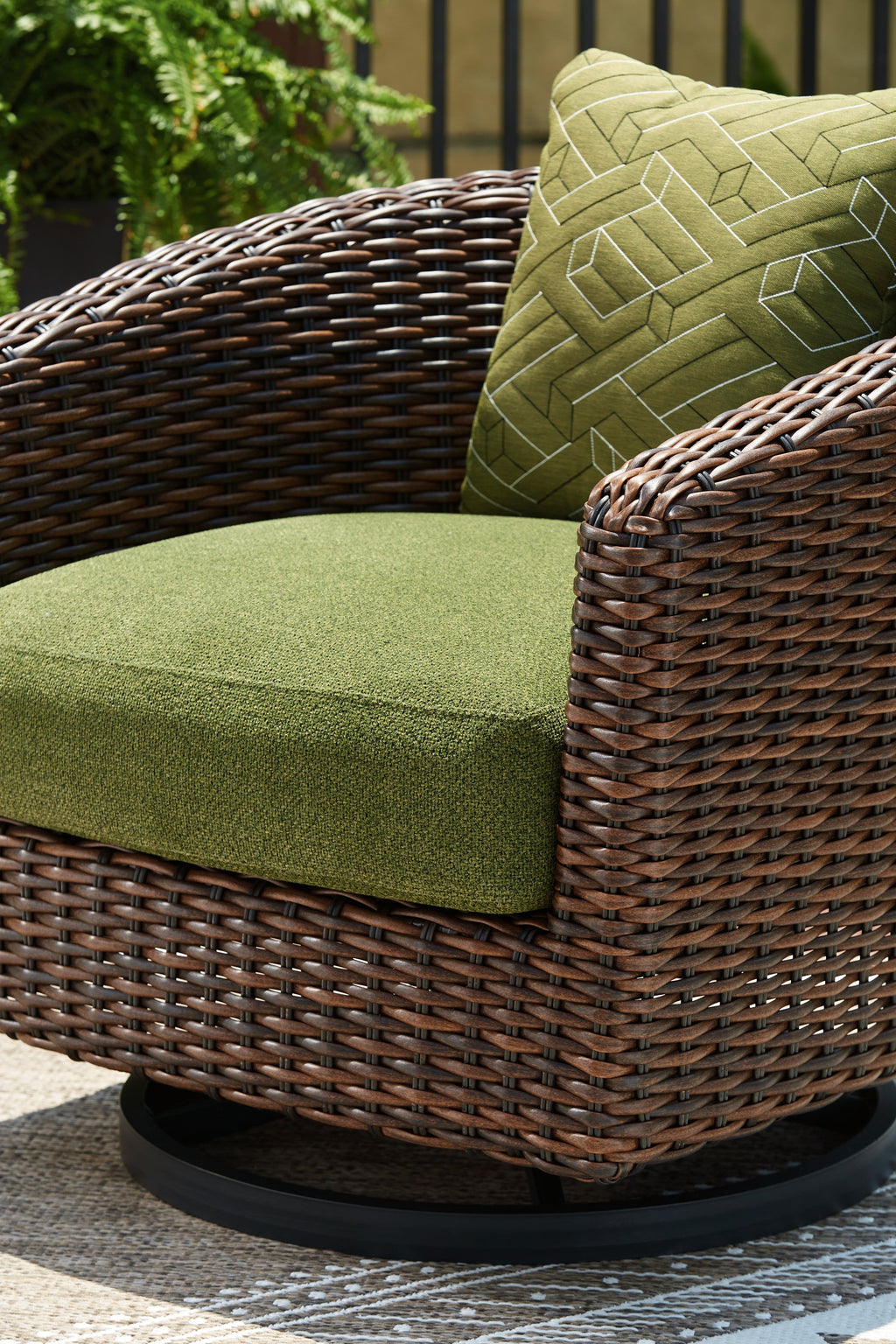 Horizon Hall Brown/Green Swivel Lounge w/ Cushion