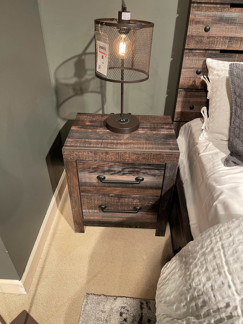 Drystan Multi Tone Queen Panel Bedroom Set / 4 Pc