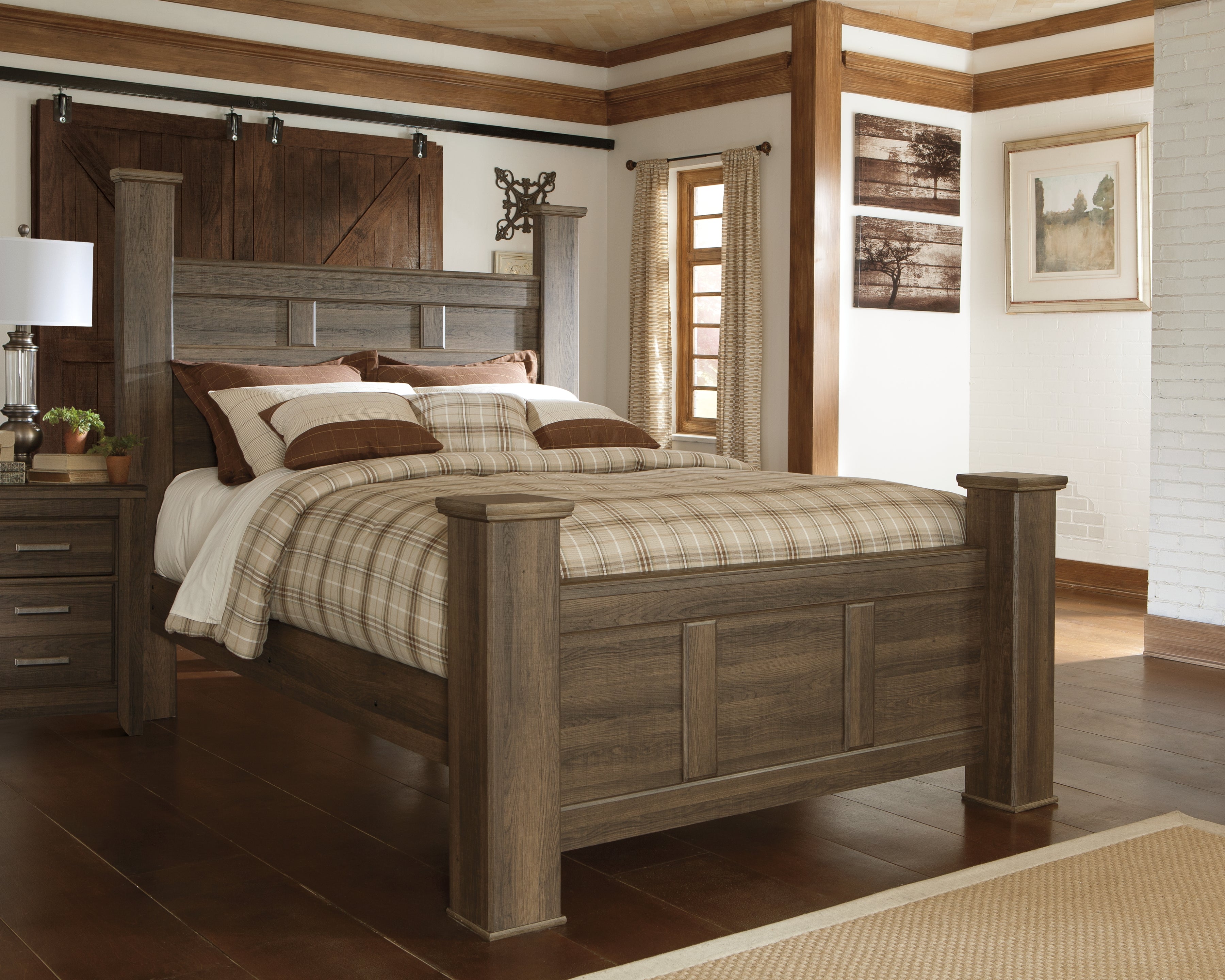 Juararo Dark Brown Queen Poster Bed and 2 Nightstands