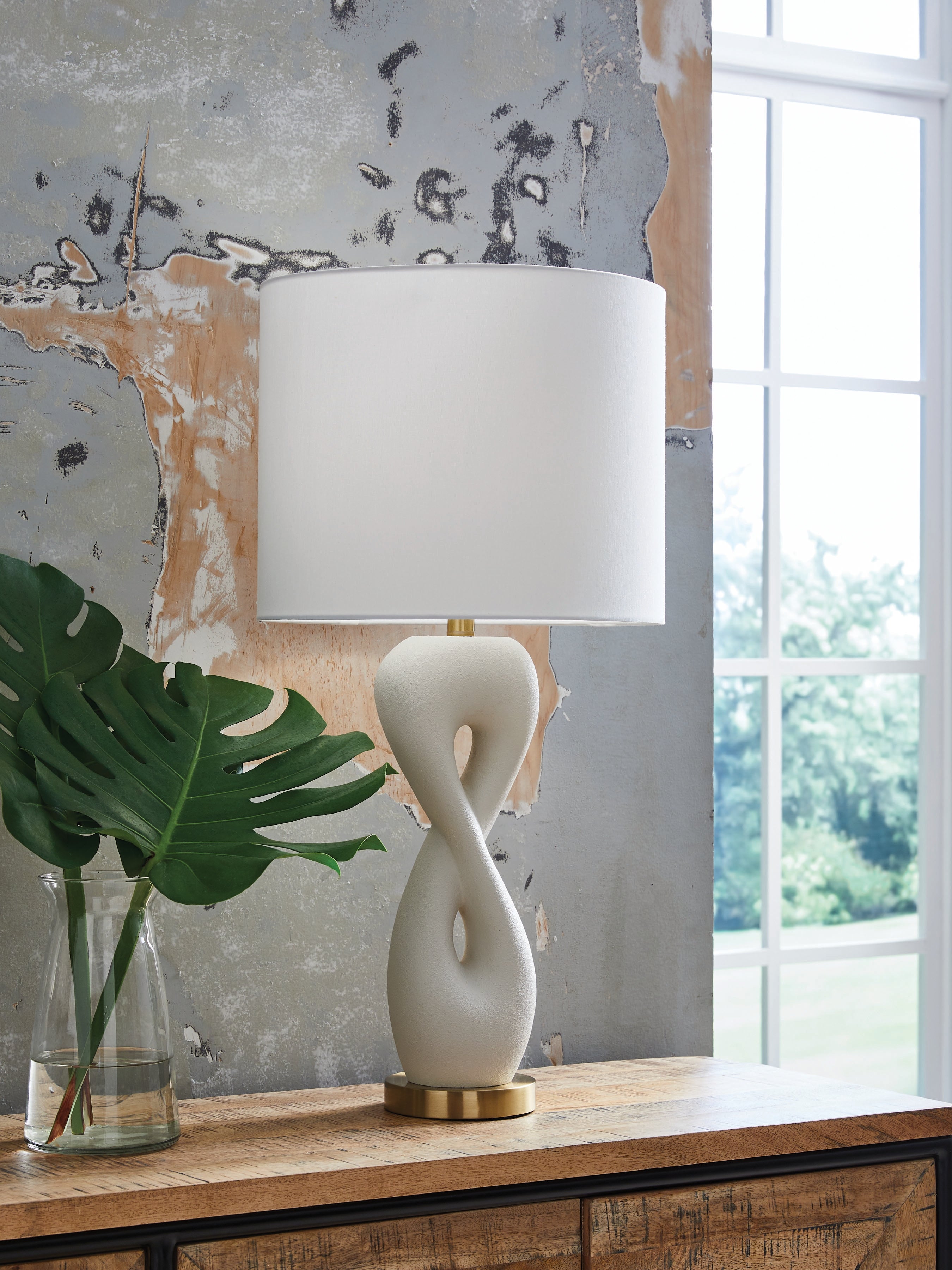 Judrich White/Gold Poly Table Lamp (1/CN)