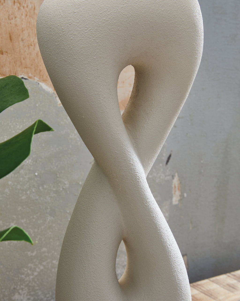 Judrich White/Gold Poly Table Lamp (1/CN)