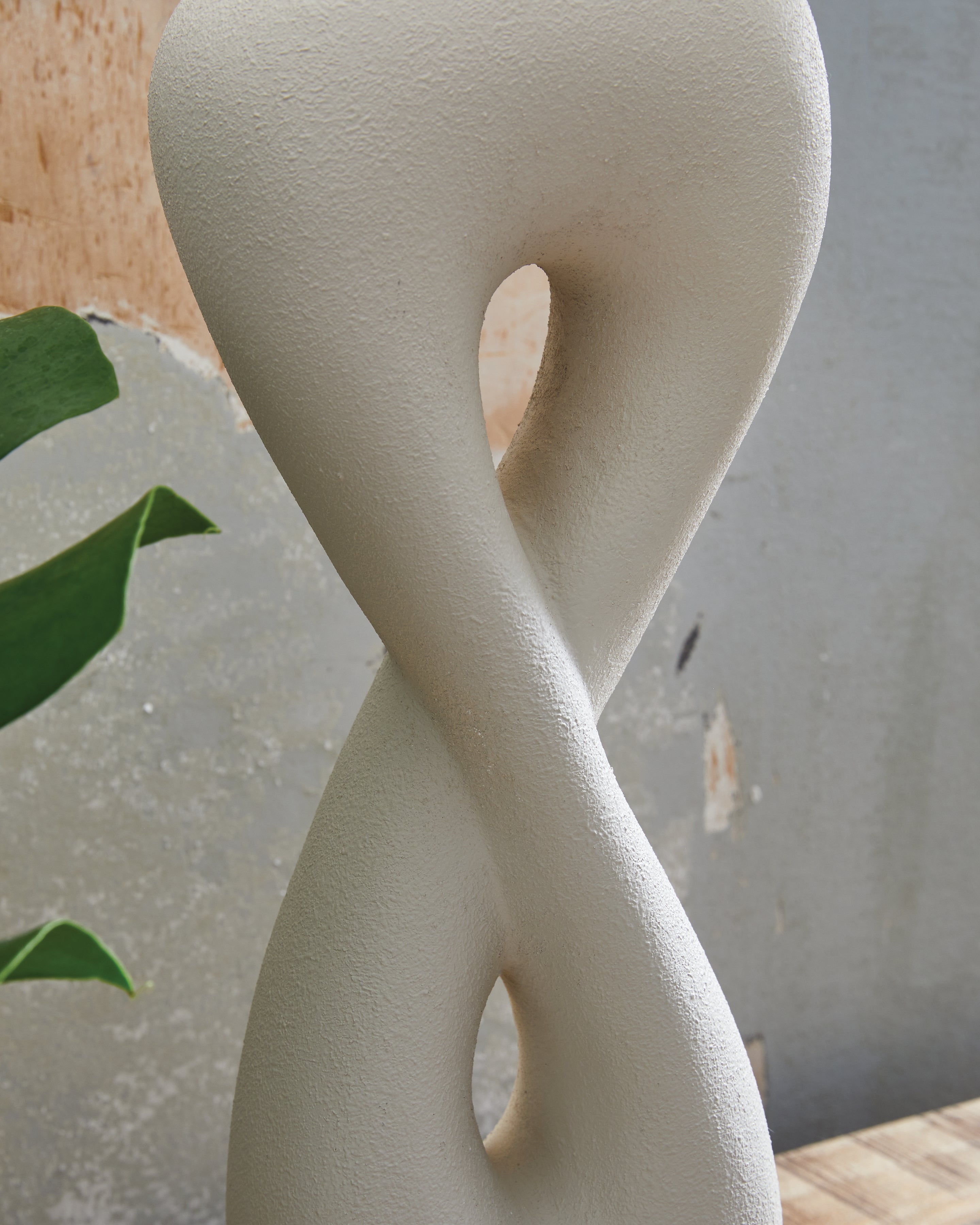 Judrich White/Gold Poly Table Lamp (1/CN)