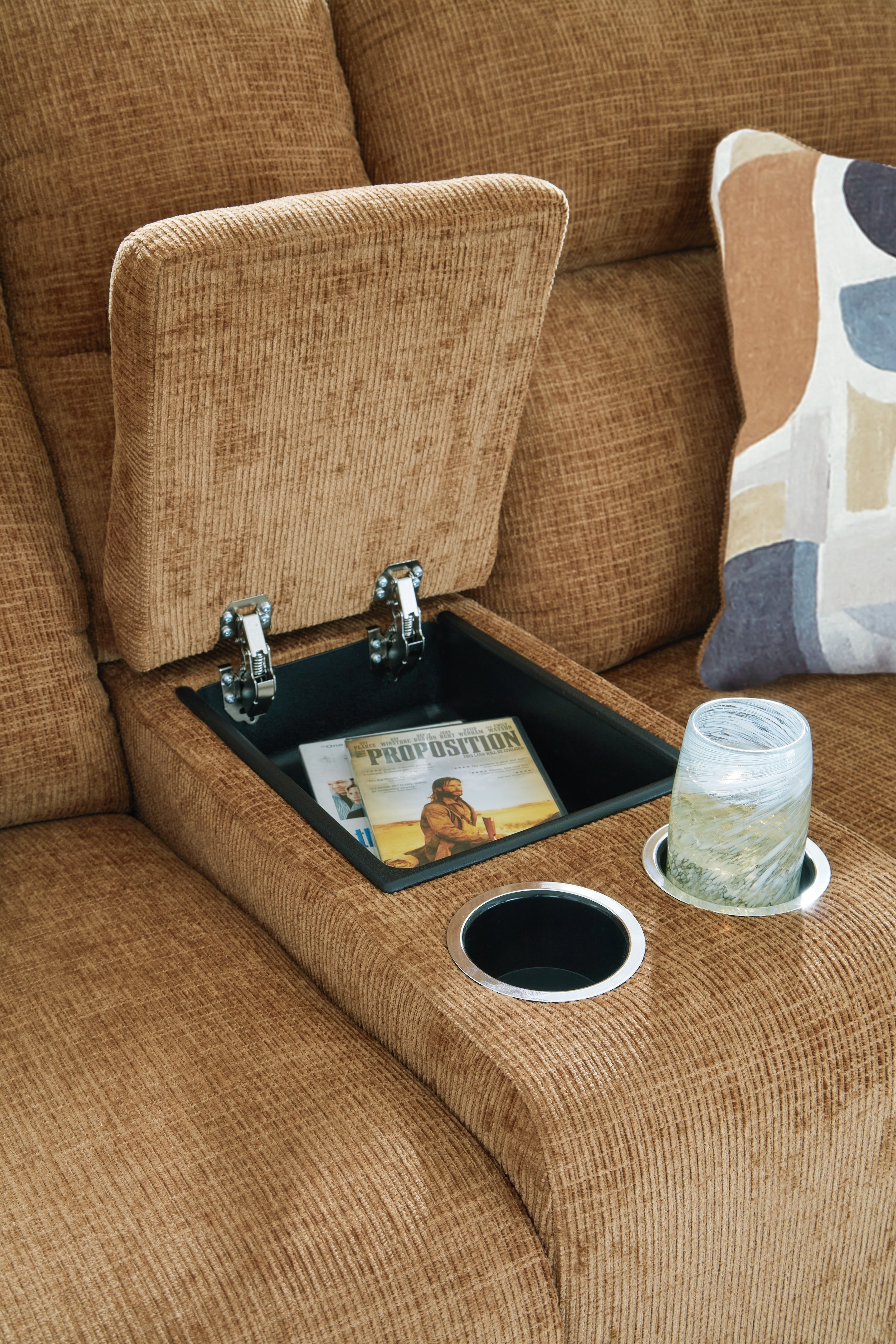 Kanlow Honey Reclining Loveseat w/Console