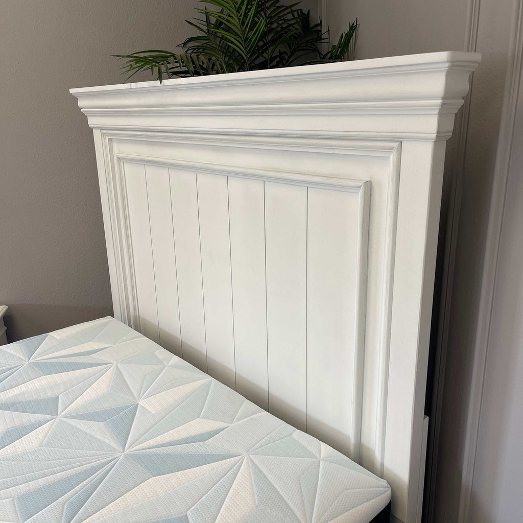 Kanwyn Whitewash Queen Panel Bed