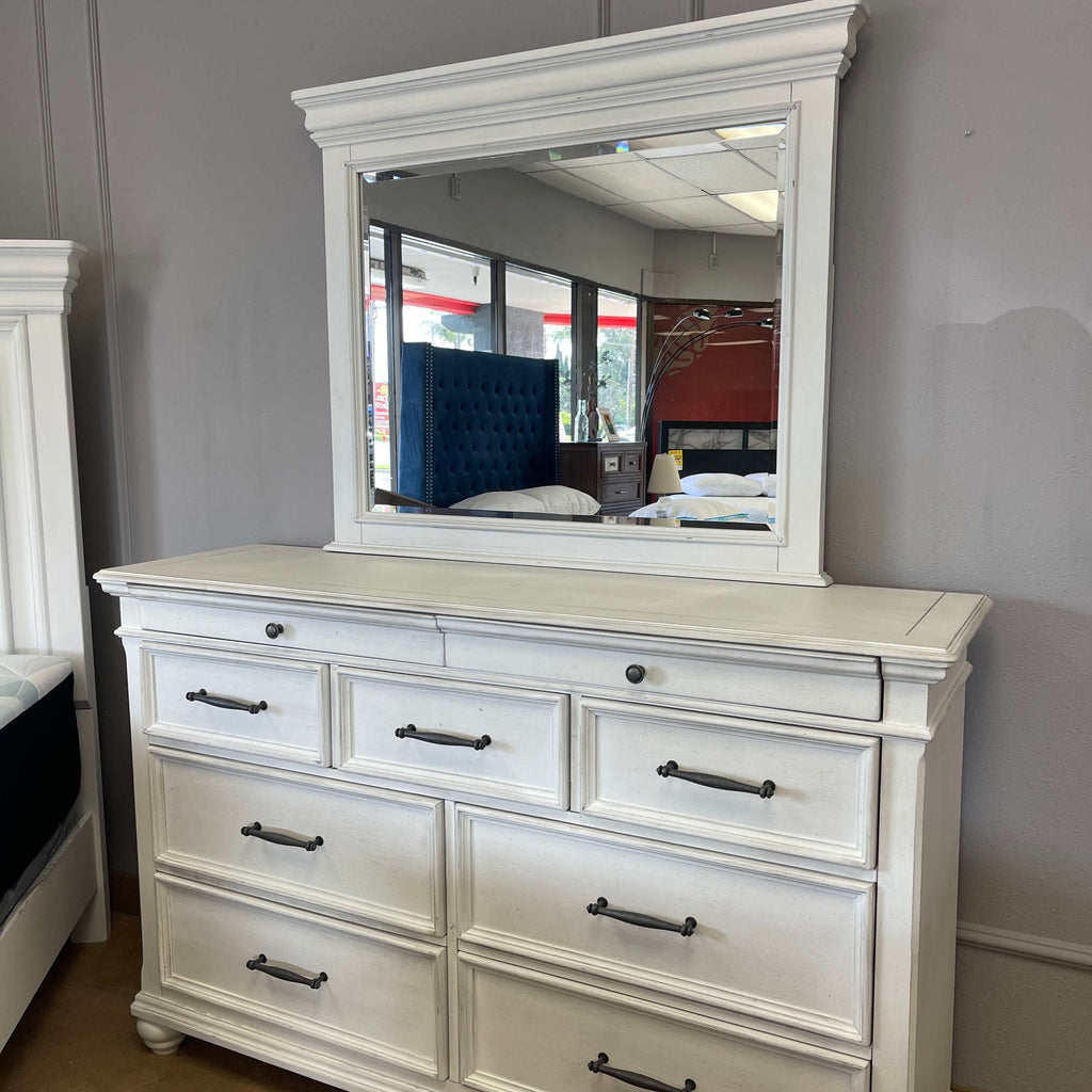 Kanwyn Whitewash Queen Panel Bedroom Set w/ Storage Bench / 5pc