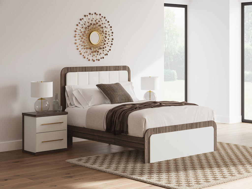 Kendanport White/Brown Queen Upholstered Bed