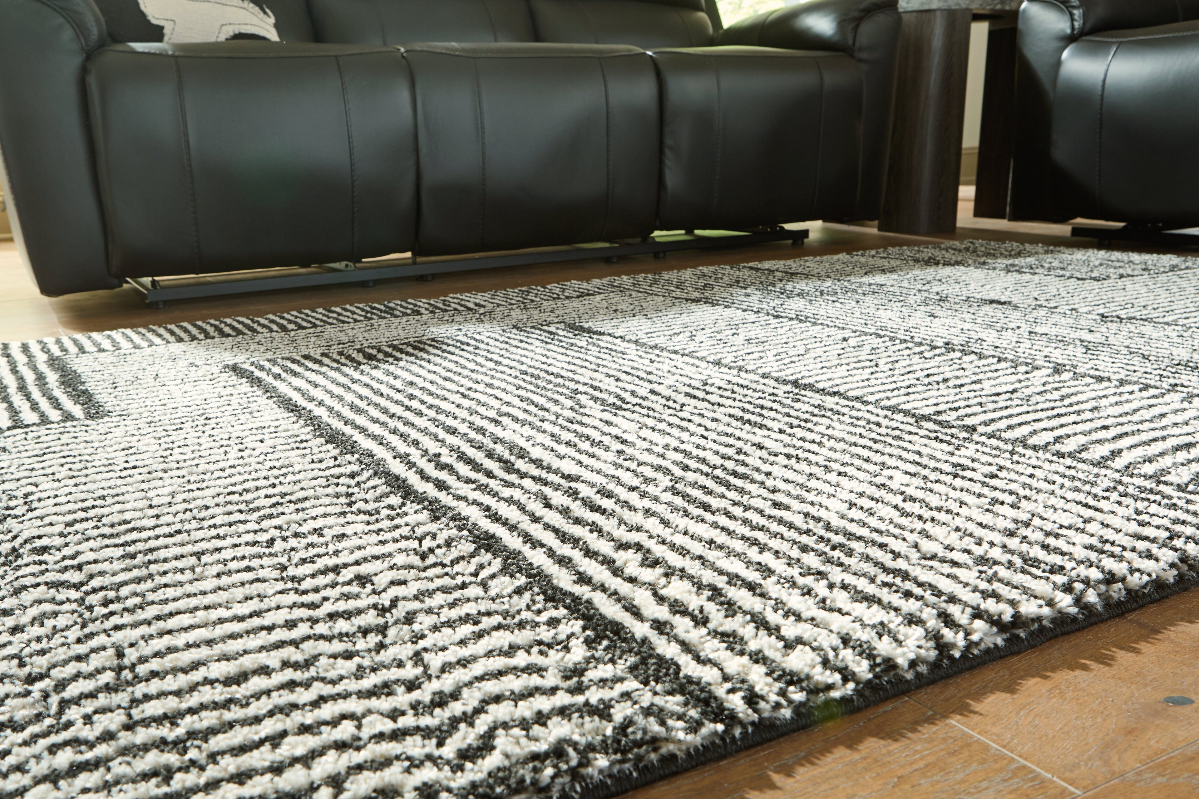 Kurtmen Black/Ivory Large Rug