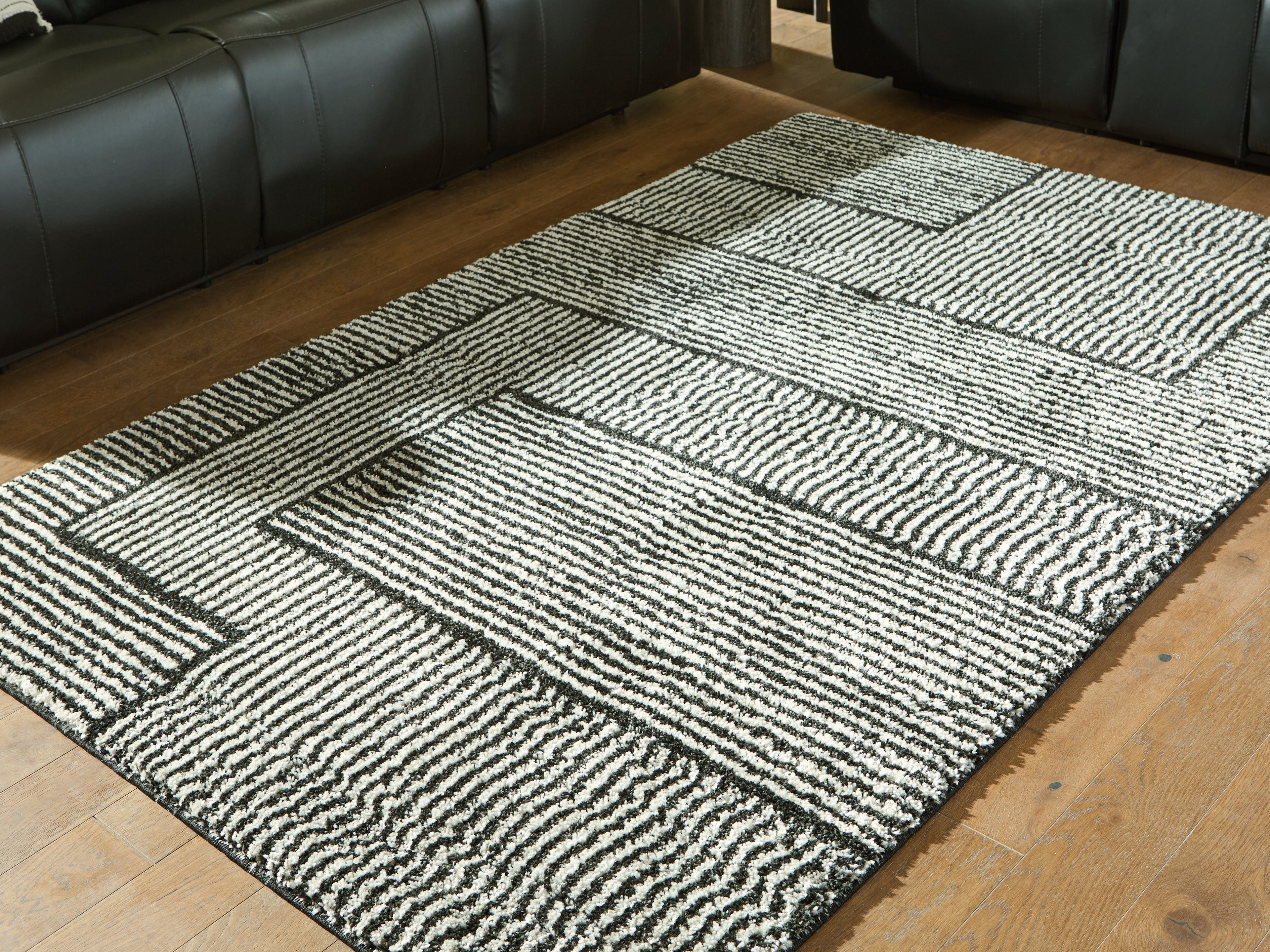 Kurtmen Black/Ivory Medium Rug