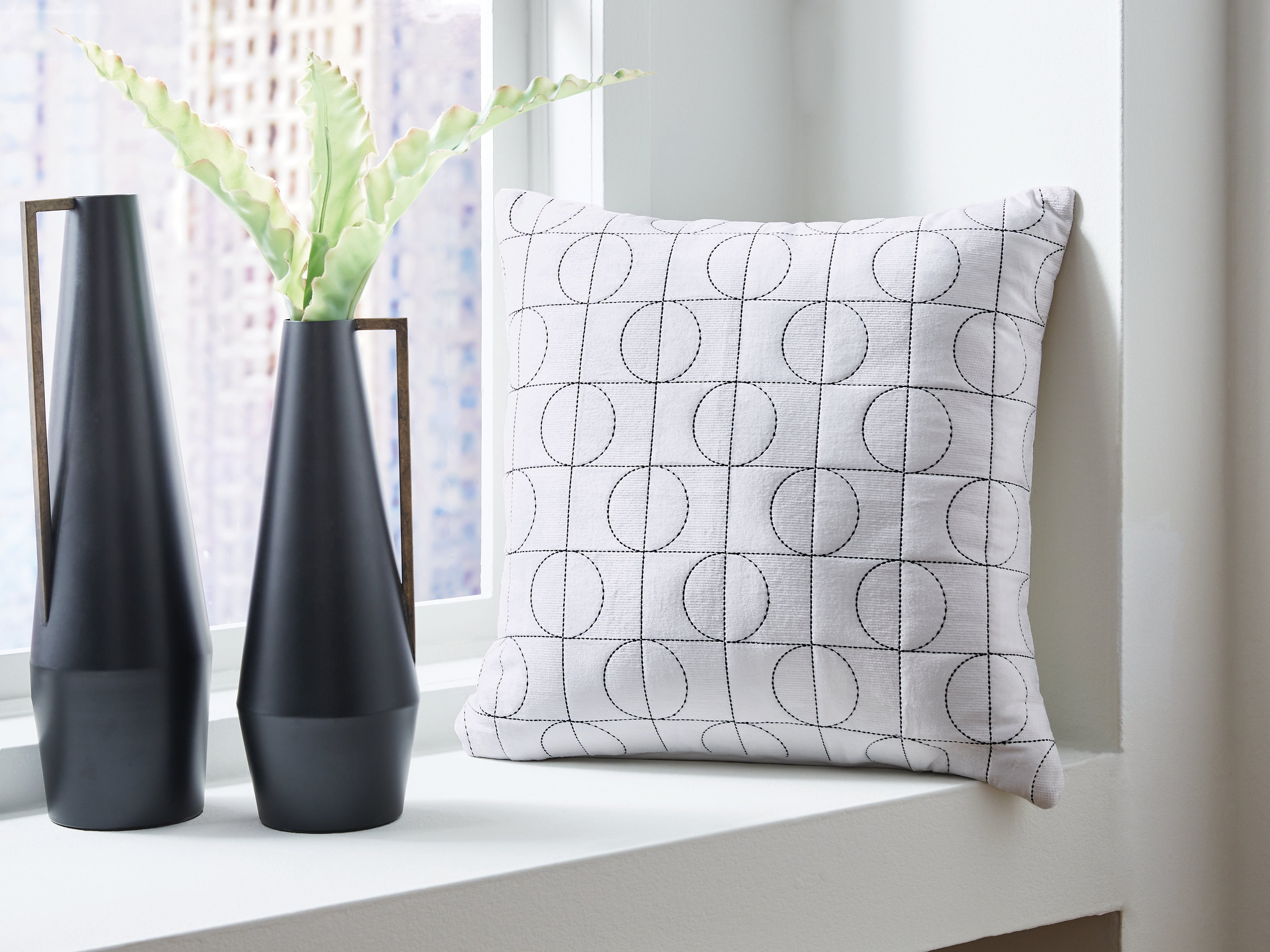 Kydner White/Black Pillow (4/CS)