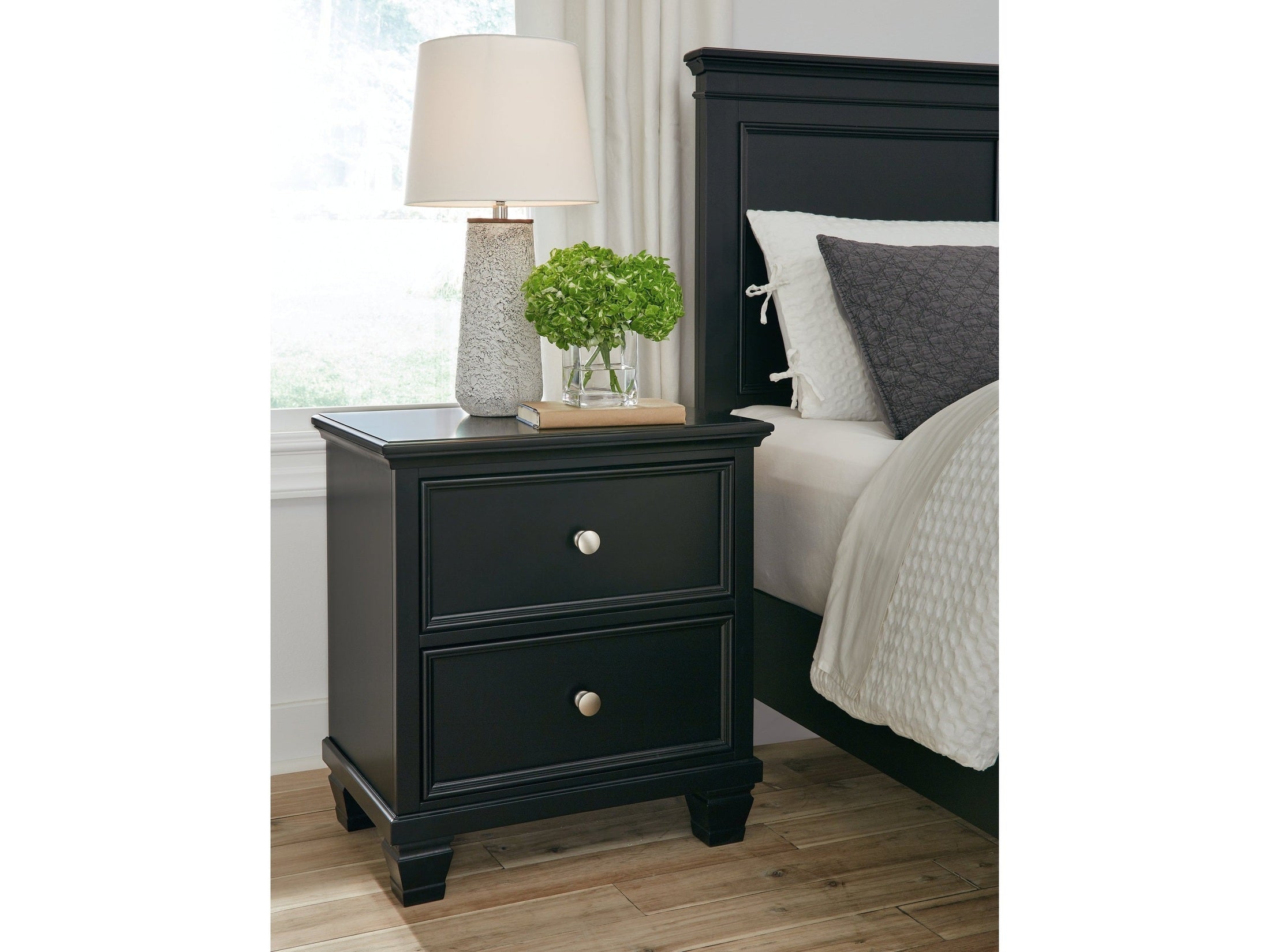 Lanolee Black Nightstand